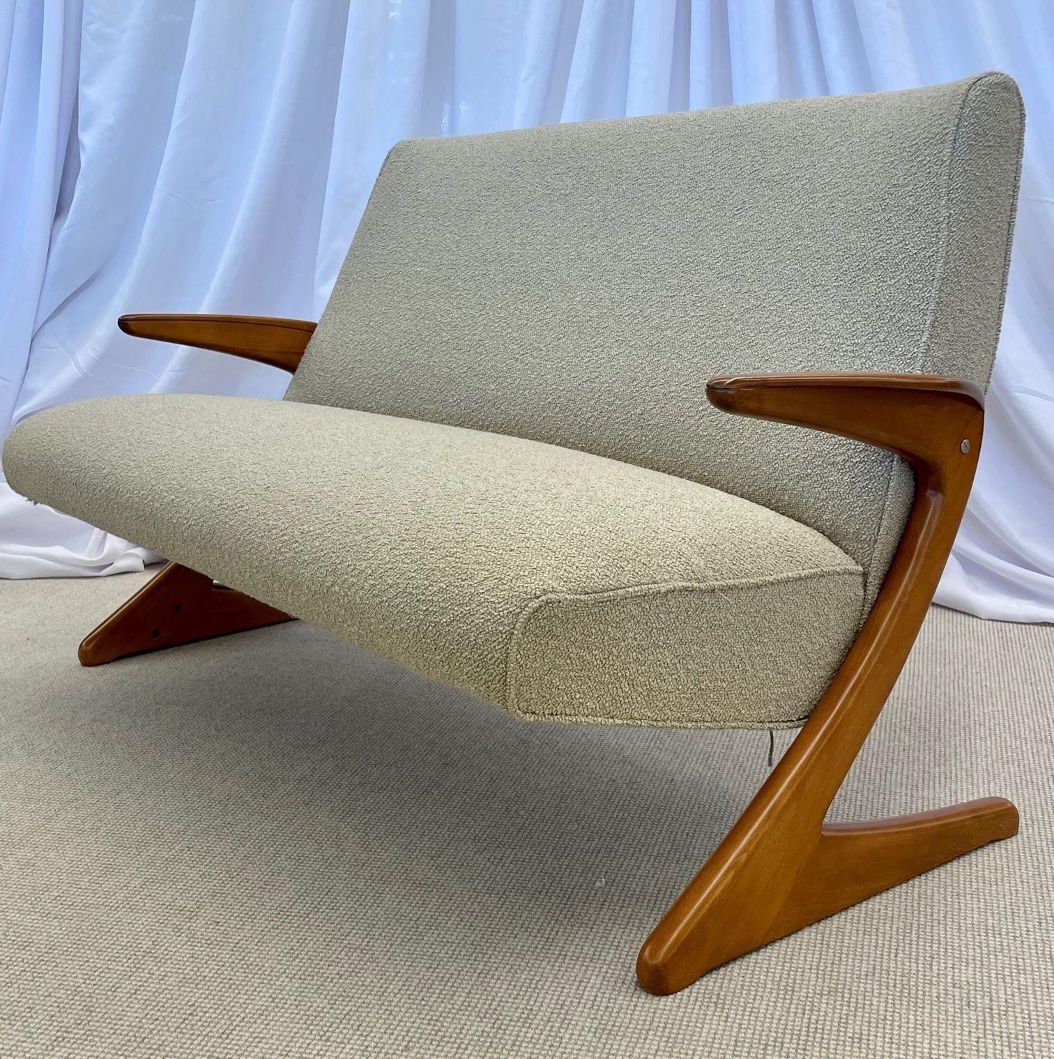 Mid-Century Modern Z sofa by Bengt Ruda for Nordiska Kompaniet, 1960's.
 
Mid-Century 'Z' sofa from the Triva-series for Nordiska Kompaniet by Swedish artist and designer Bengt Ruda. Newly upholstered in a luxurious, nubby, tan boucle fabric while
