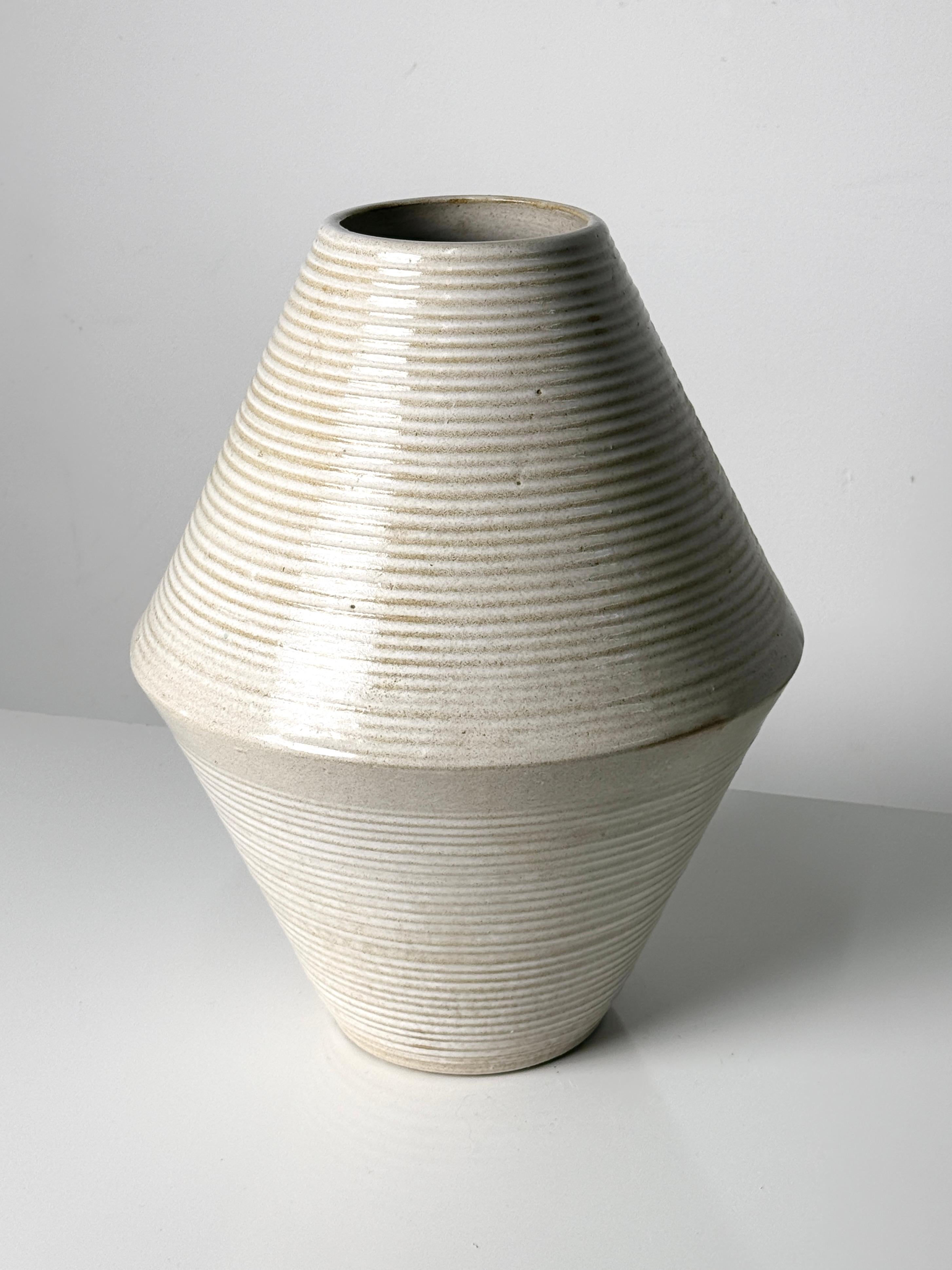 Zanesville Stoneage Modern architectural diamond planter or vase 
USA circa 1960s

Modernist vessel in natural glazed stoneware with signature ribbed texture
A more uncommon design from the Homespun line

12 inch diameter at widest point
16 inch