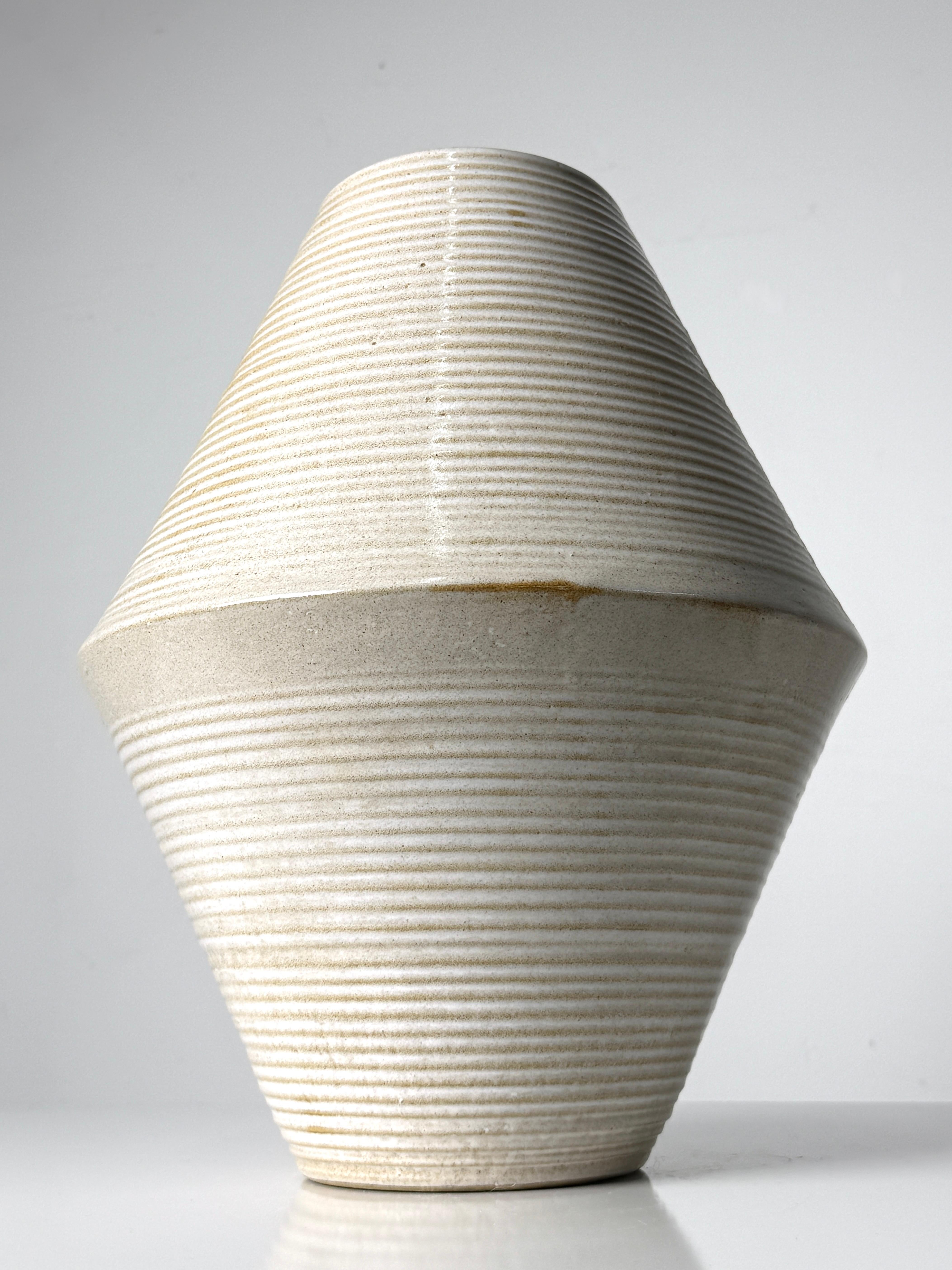 Mid Century Modern Zanesville Architectural Pottery Diamond Planter Vase 1970s In Good Condition For Sale In Troy, MI
