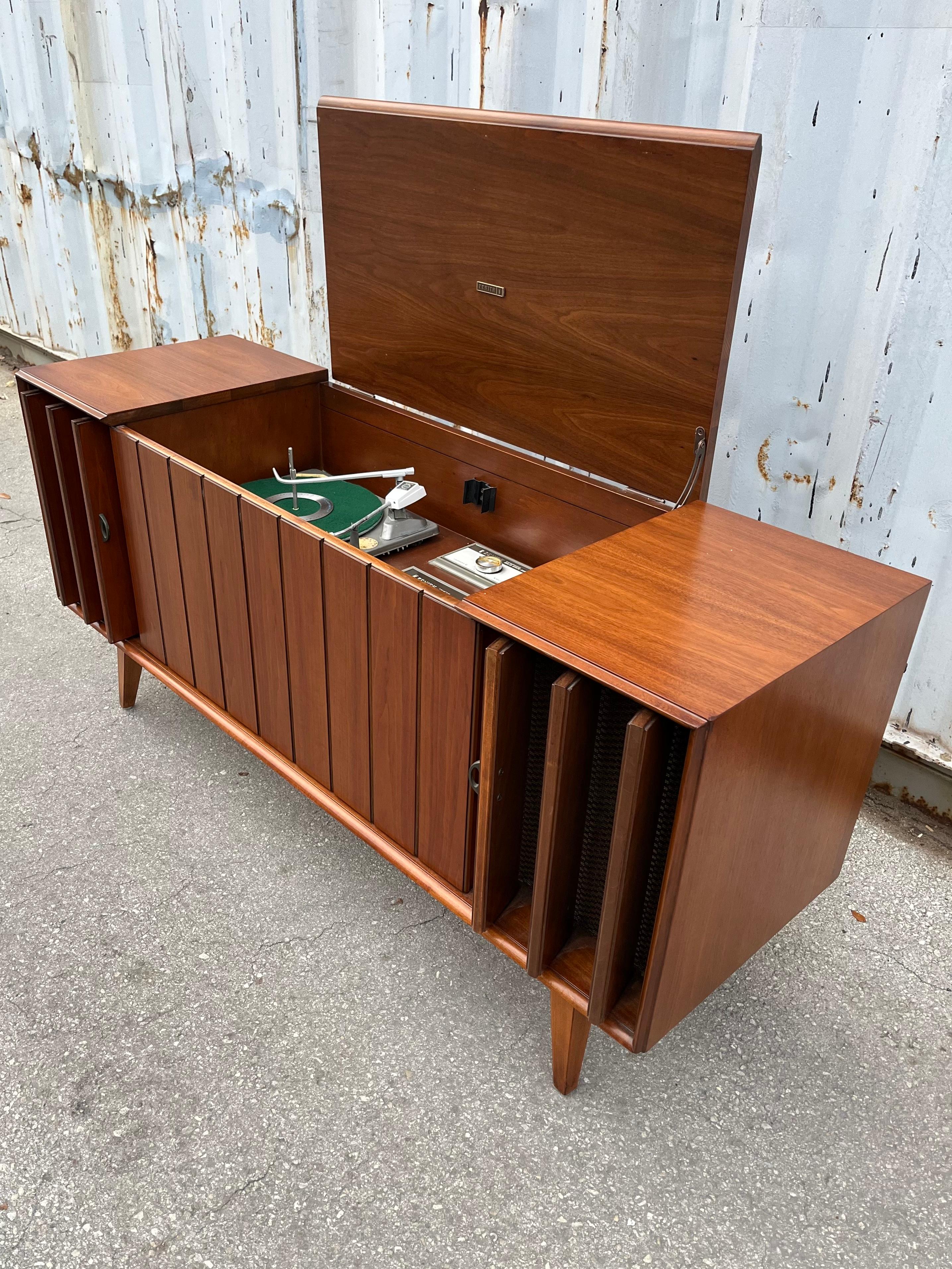 Mid Century Modern Zenith Record Player Stereo Console. Circa 1960s 2