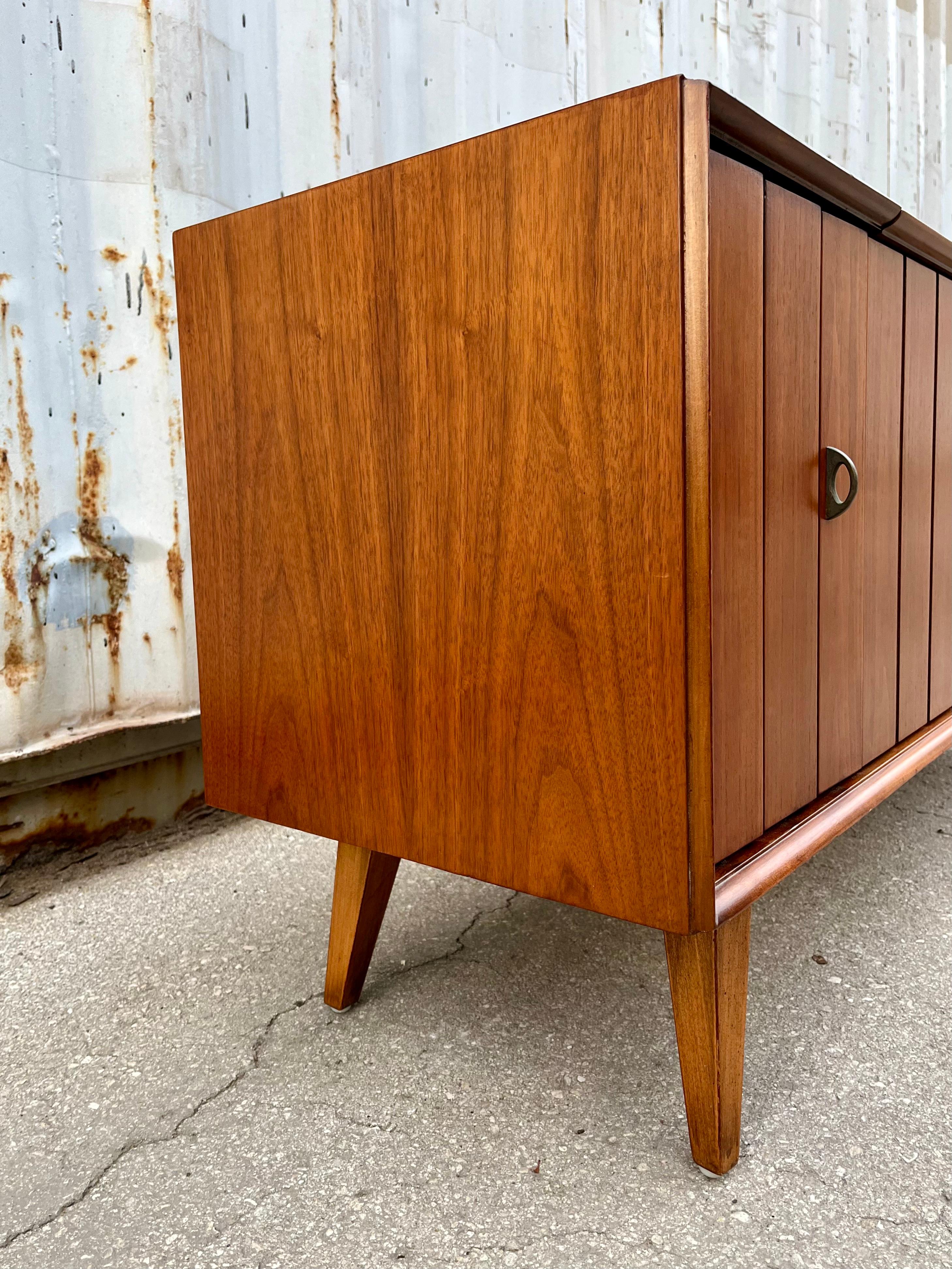 Mid Century Modern Zenith Record Player Stereo Console. Circa 1960s 3