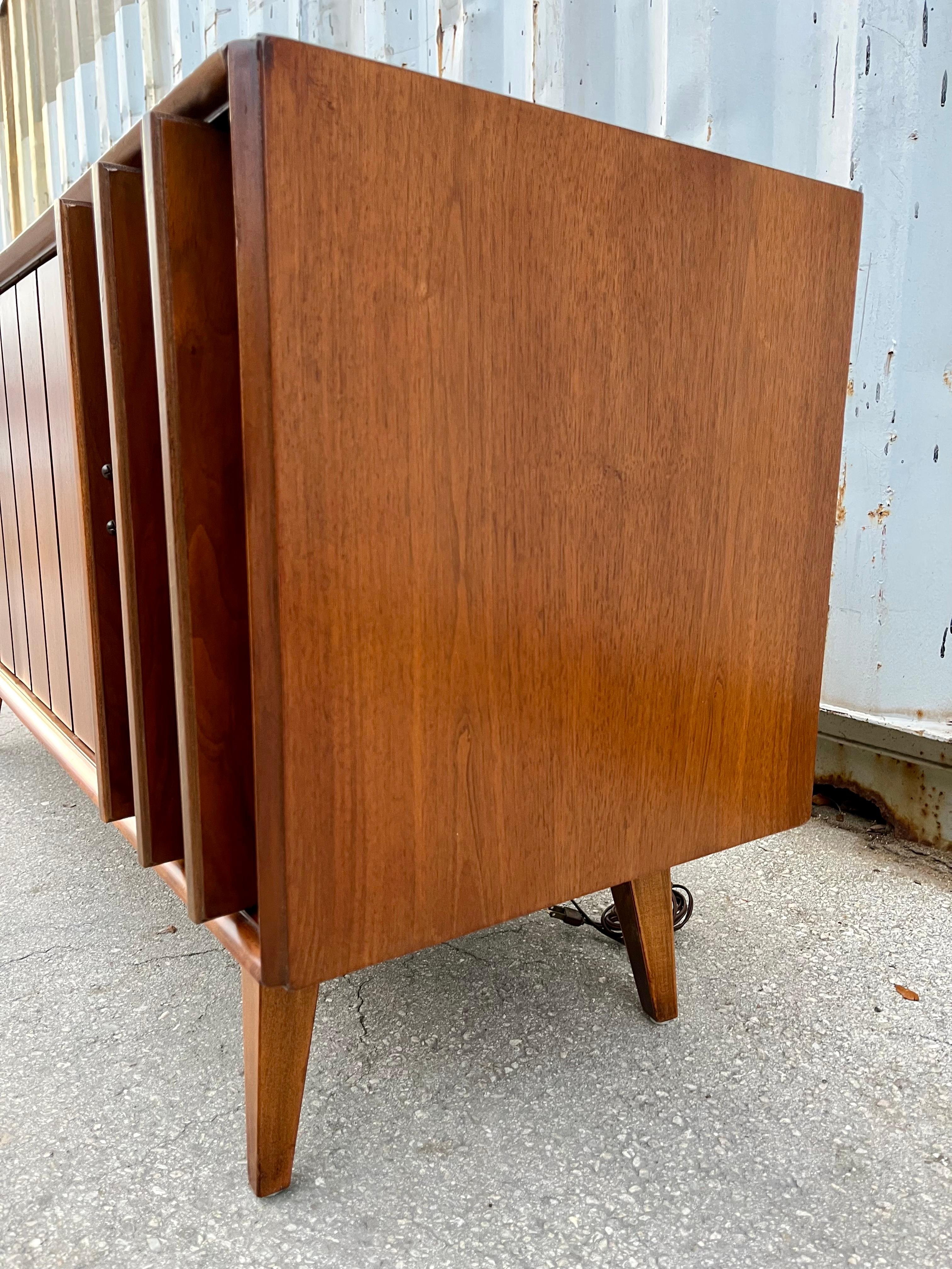 Mid Century Modern Zenith Record Player Stereo Console. Circa 1960s 4