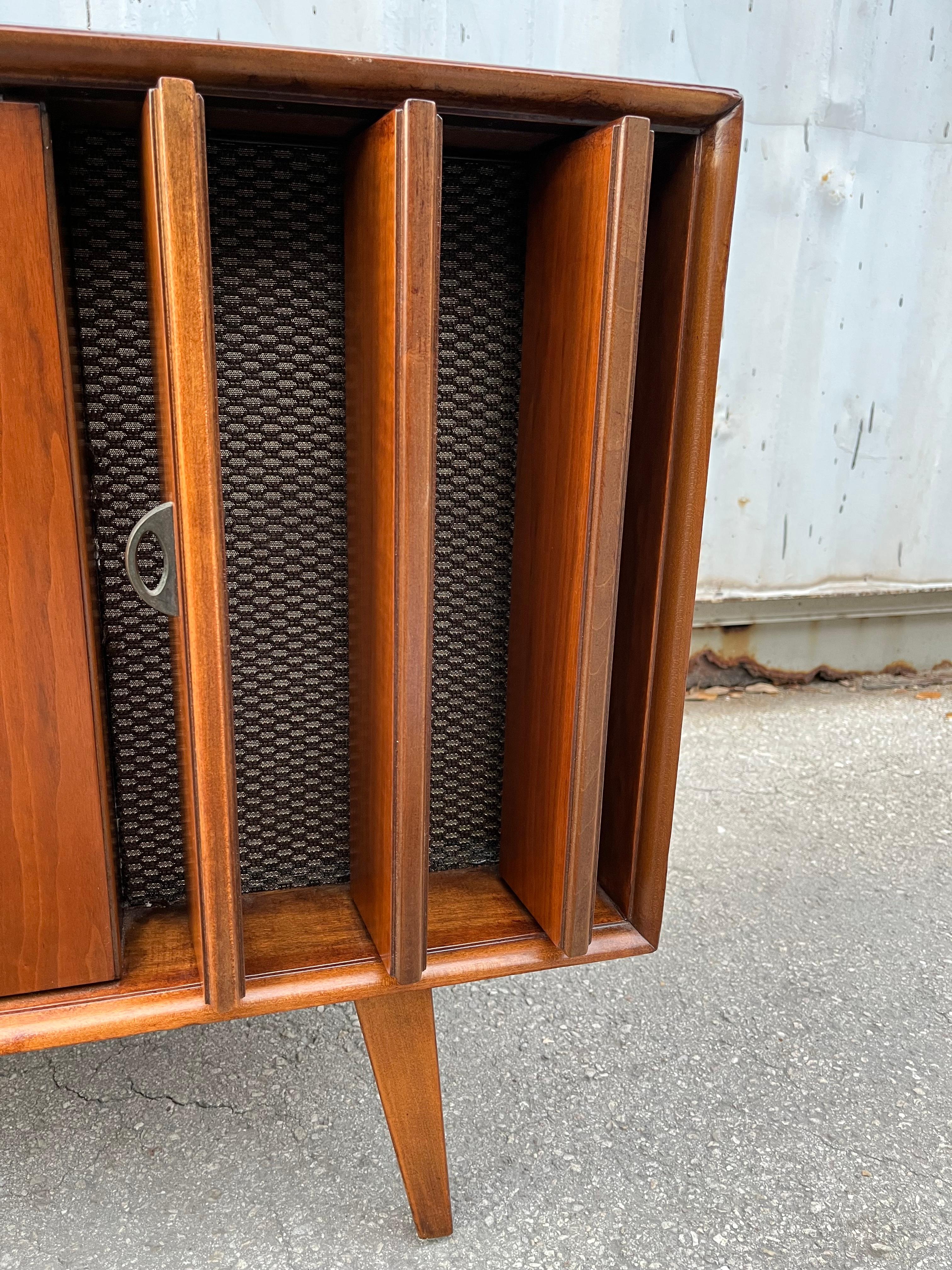 Mid Century Modern Zenith Record Player Stereo Console. Circa 1960s 5