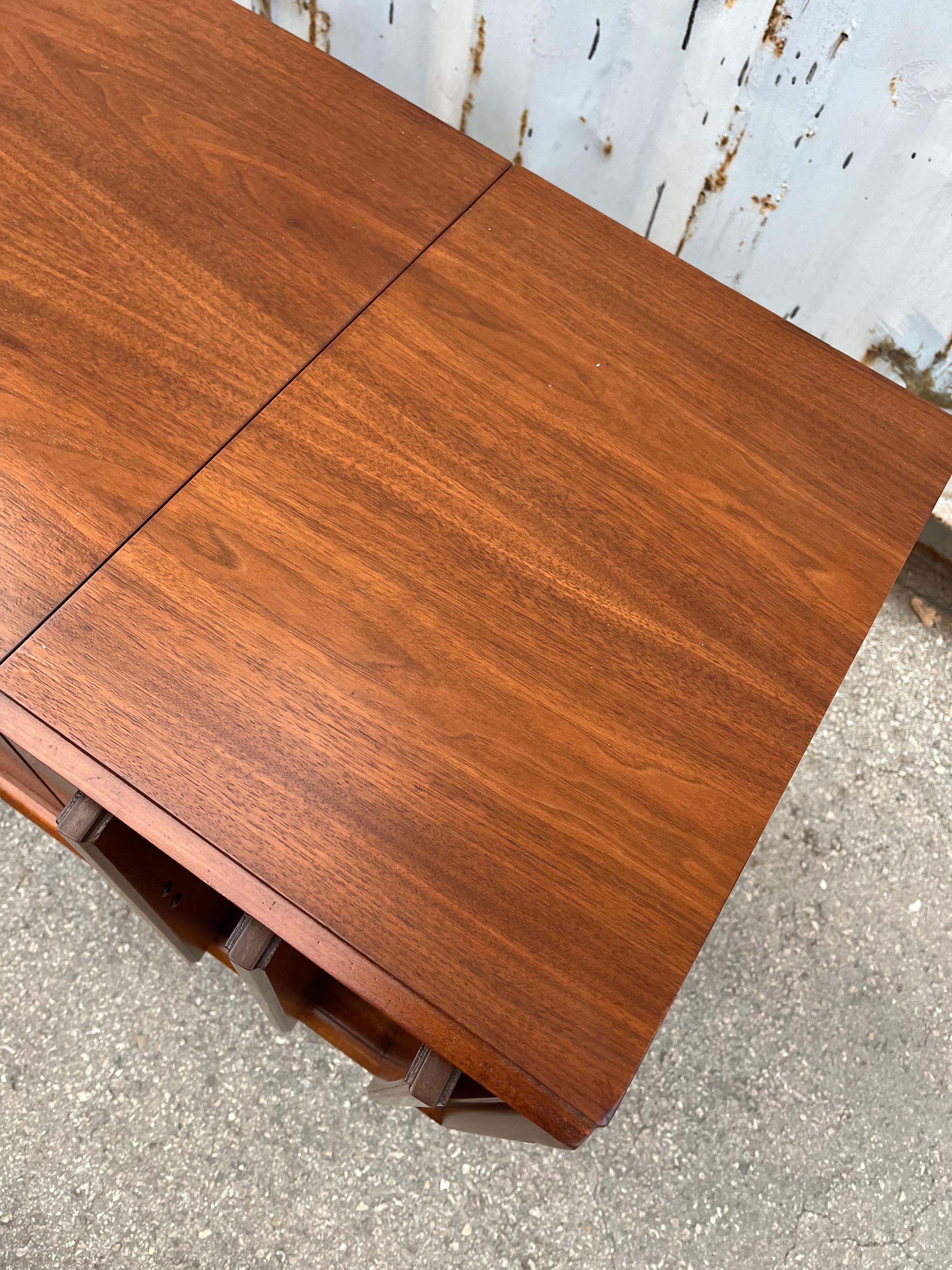 Mid Century Modern Zenith Record Player Stereo Console. Circa 1960s 7