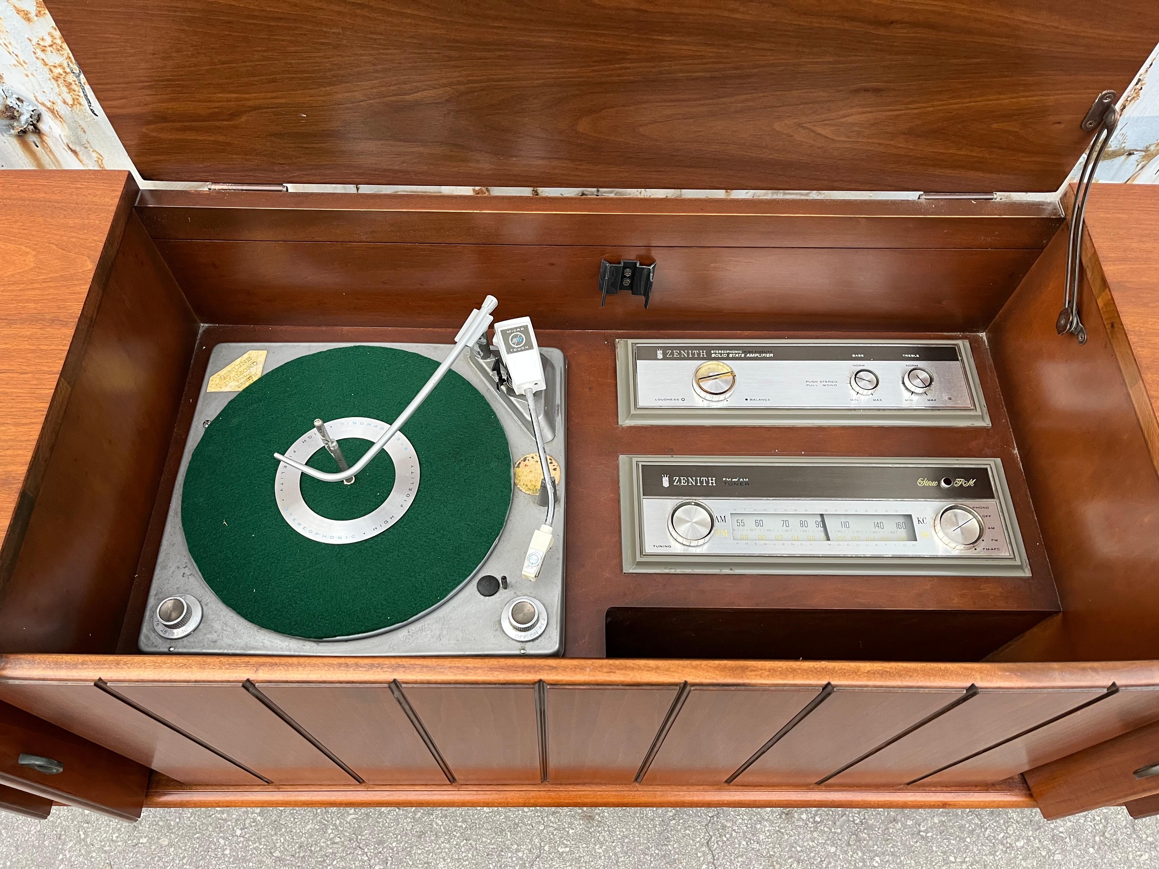 Mid Century Modern Zenith Record Player Stereo Console. Circa 1960s 8