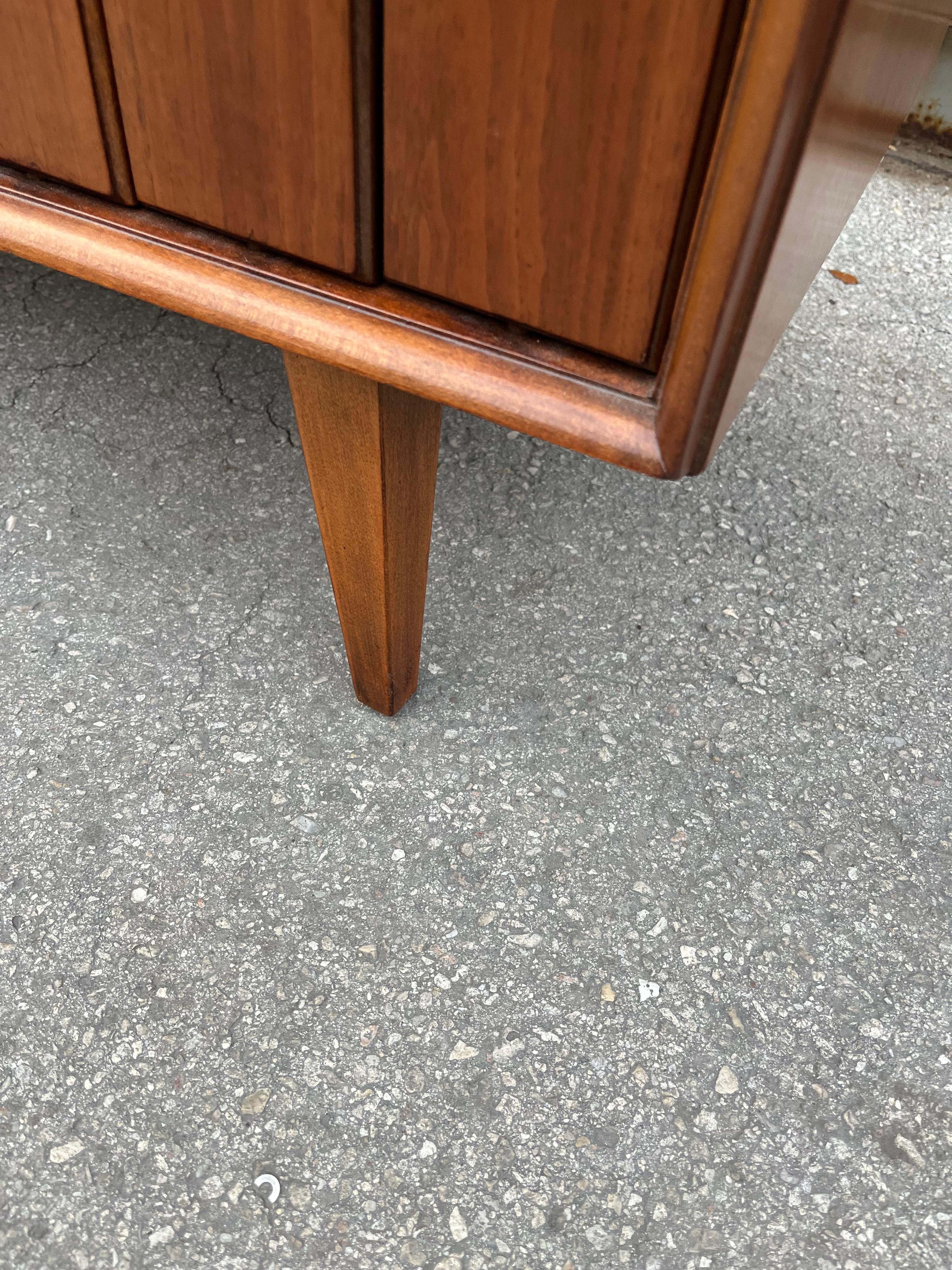 Mid Century Modern Zenith Record Player Stereo Console. Circa 1960s 11