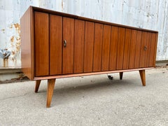 Mid Century Modern Zenith Record Player Stereo Console. Circa 1960s