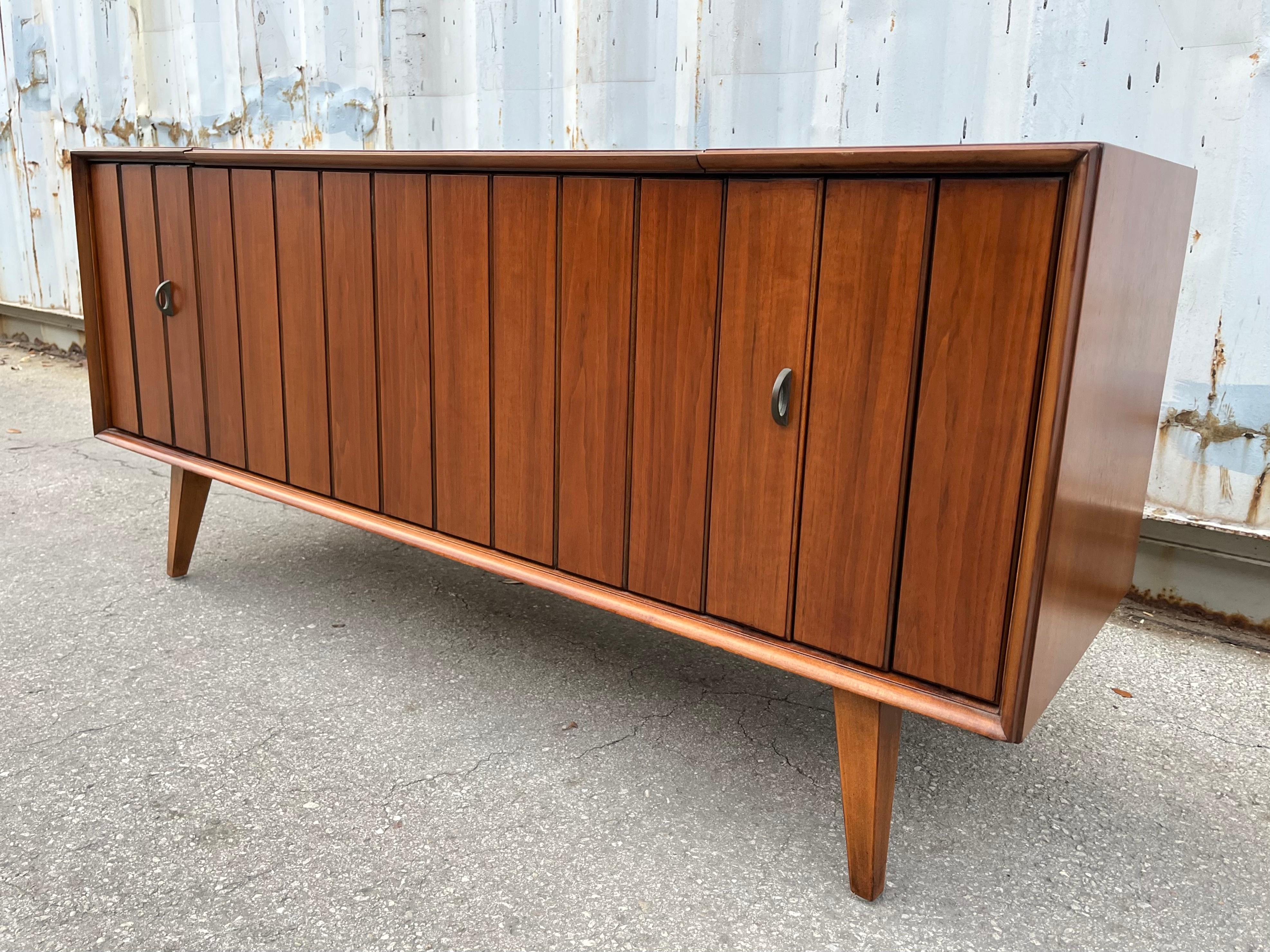 Mid-Century Modern Mid Century Modern Zenith Record Player Stereo Console. Circa 1960s