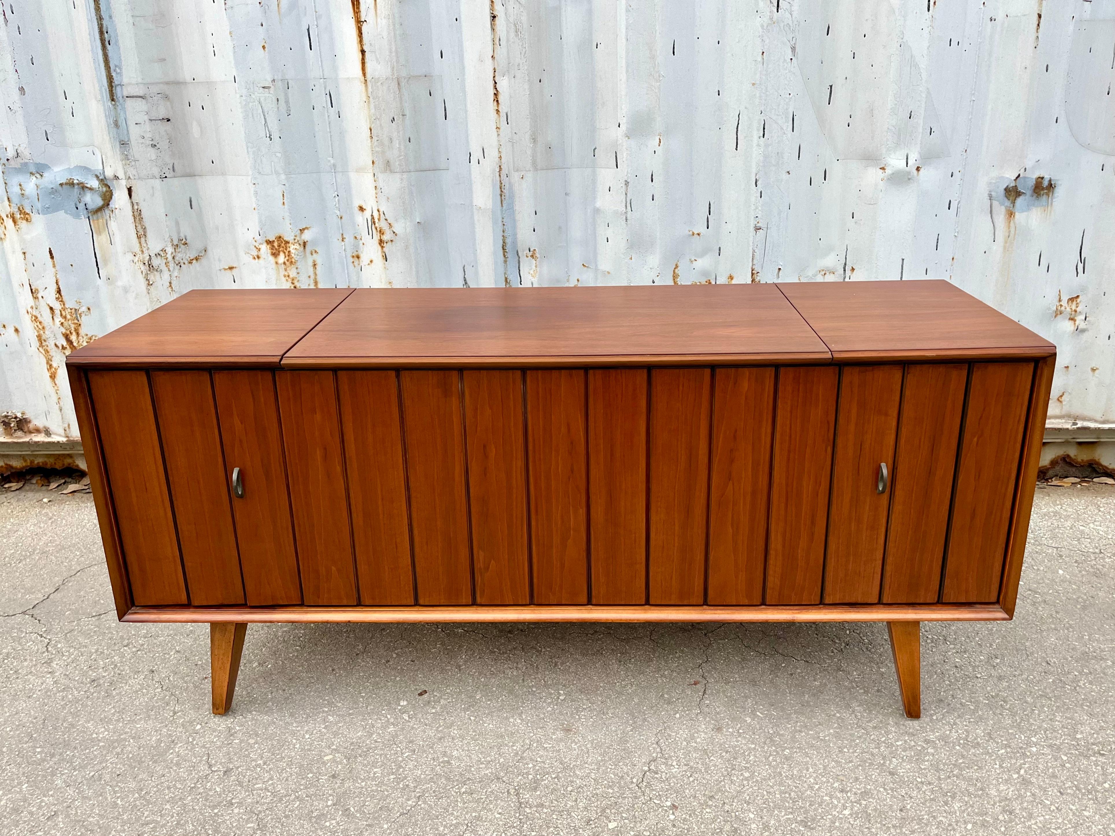 American Mid Century Modern Zenith Record Player Stereo Console. Circa 1960s