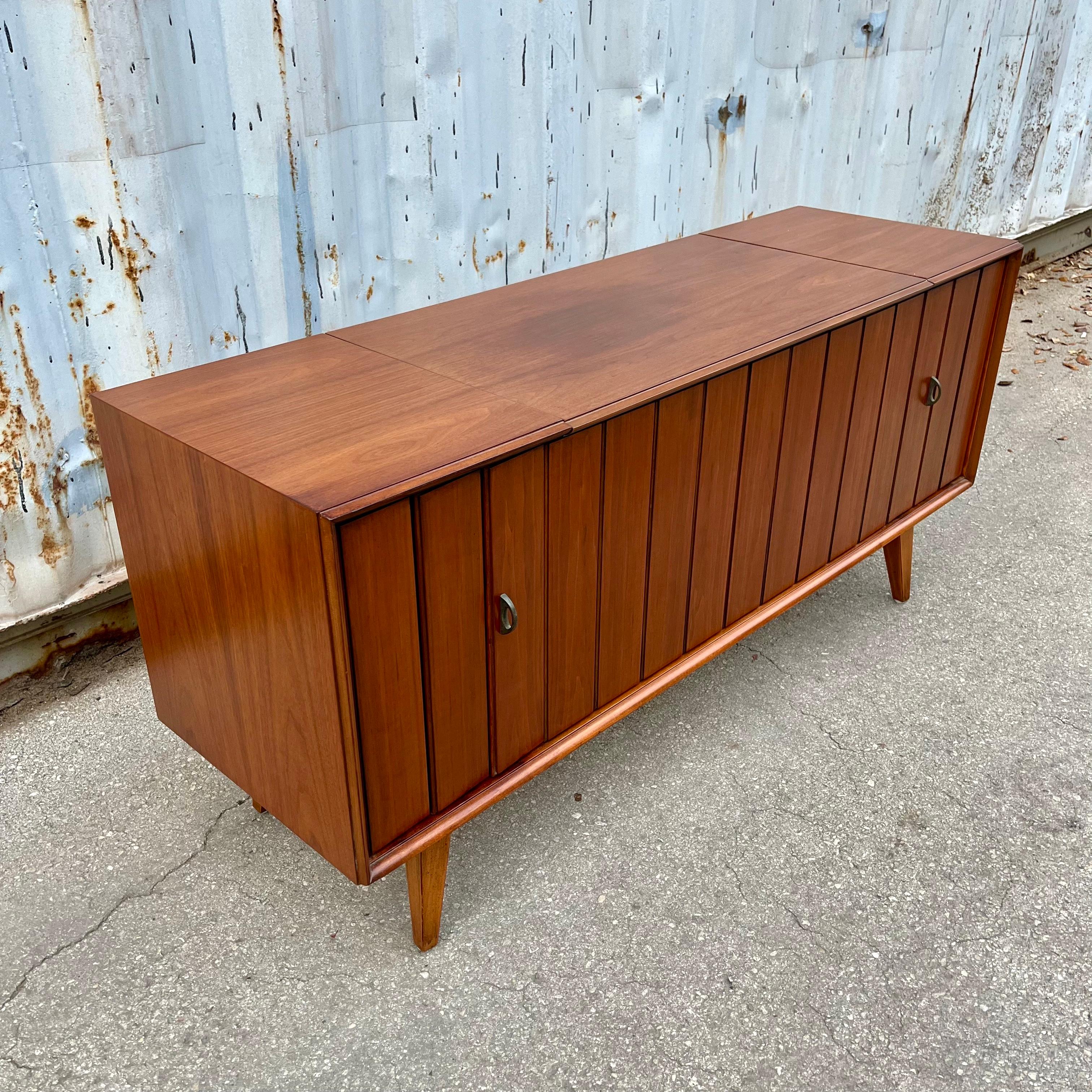Veneer Mid Century Modern Zenith Record Player Stereo Console. Circa 1960s