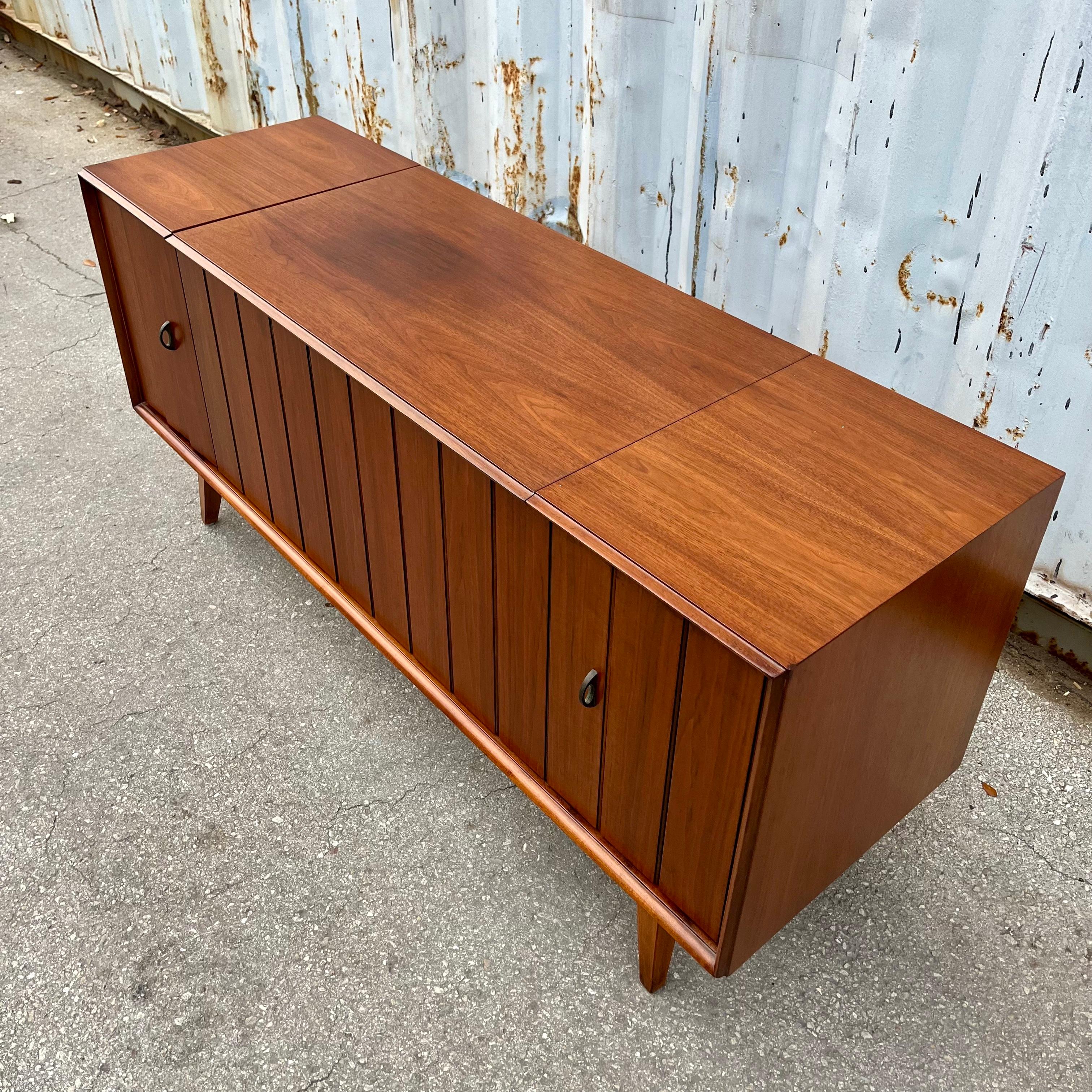 Mid Century Modern Zenith Record Player Stereo Console. Circa 1960s In Good Condition In Miami, FL