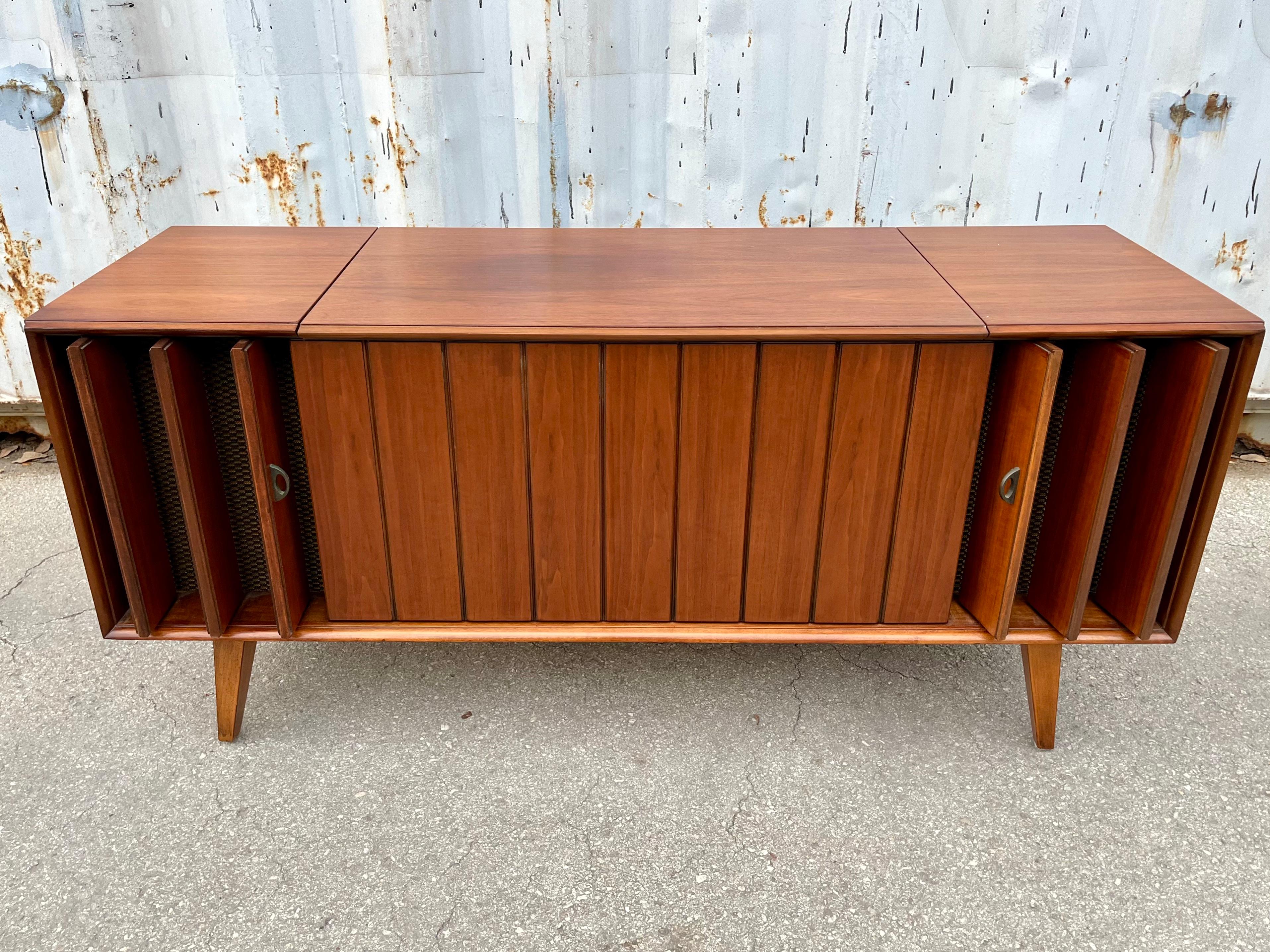 Mid-20th Century Mid Century Modern Zenith Record Player Stereo Console. Circa 1960s
