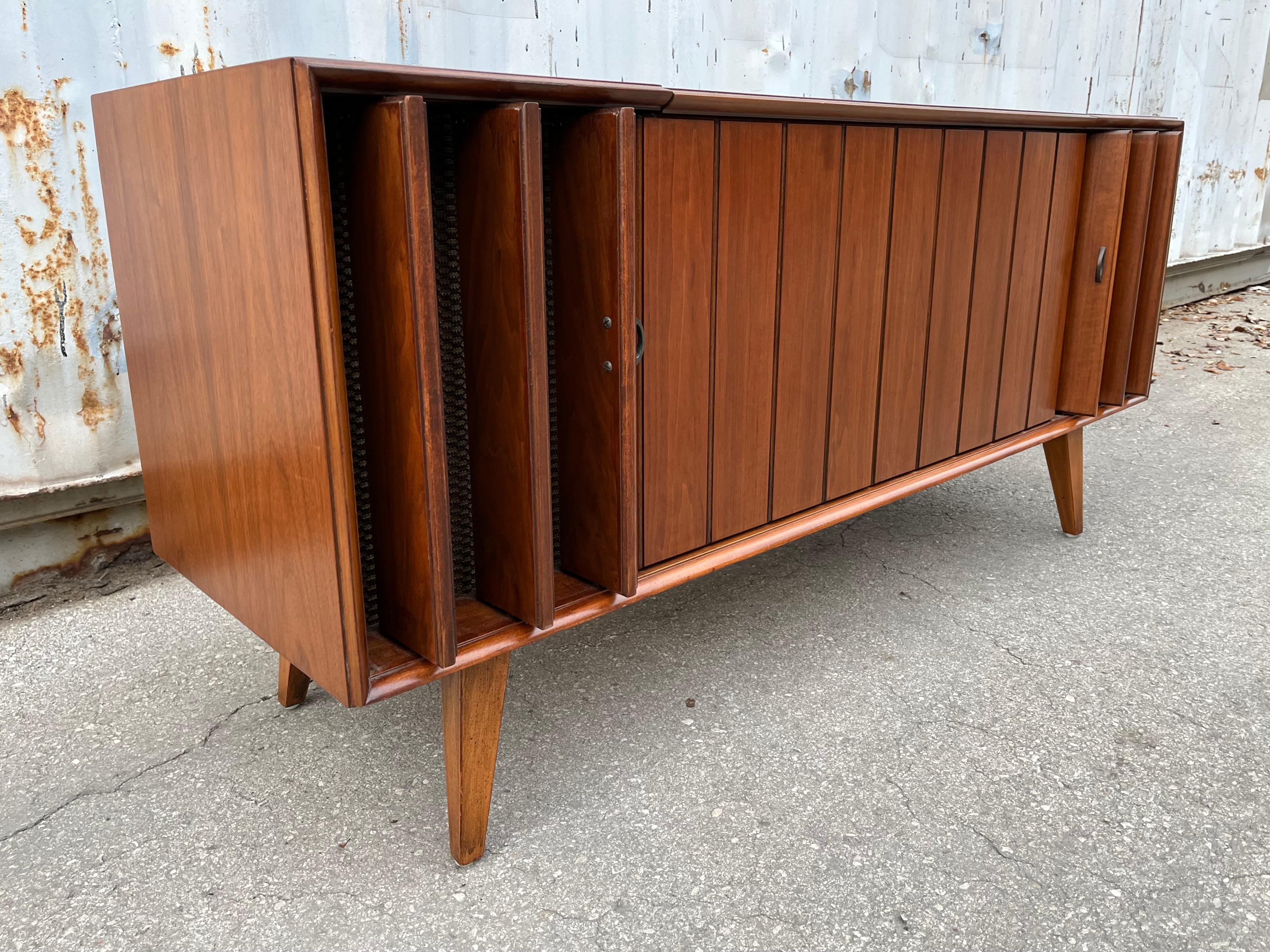 Wood Mid Century Modern Zenith Record Player Stereo Console. Circa 1960s