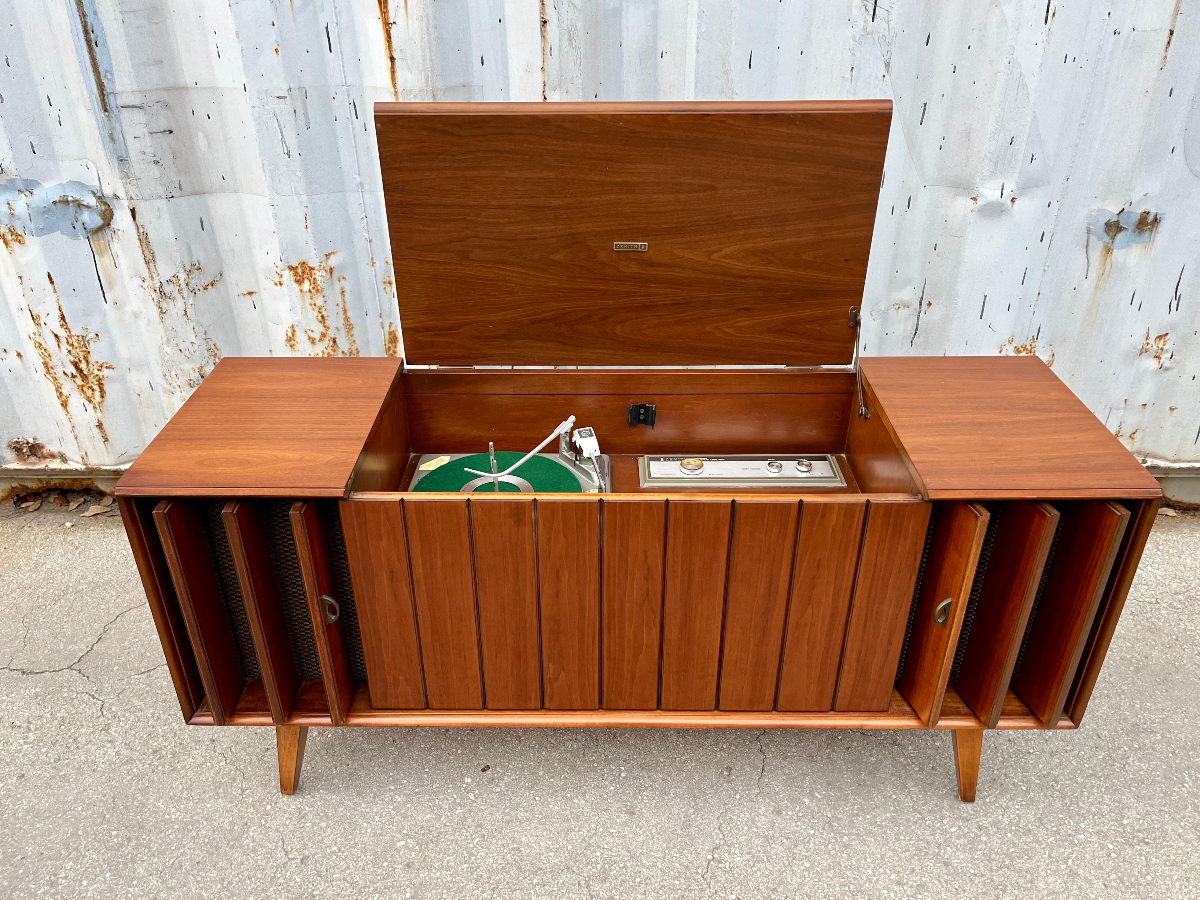 Mid Century Modern Zenith Record Player Stereo Console. Circa 1960s 1