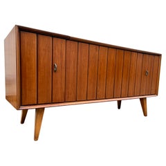 Vintage Mid Century Modern Zenith Record Player Stereo Console. Circa 1960s