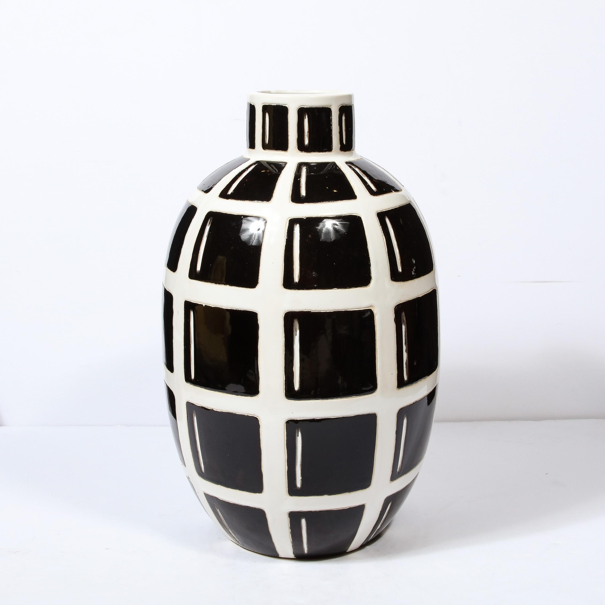 Moderne schwarz-weiße Keramikvase „Grenade“ mit elliptischem Gitter, Mid-Century Modern (Handbemalt) im Angebot