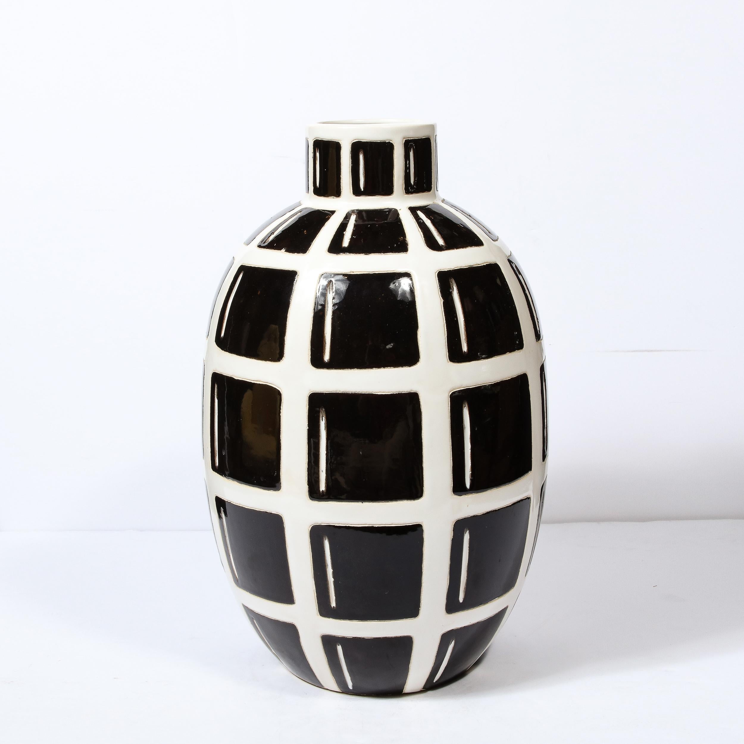 Moderne schwarz-weiße Keramikvase „Grenade“ mit elliptischem Gitter, Mid-Century Modern im Zustand „Hervorragend“ im Angebot in New York, NY