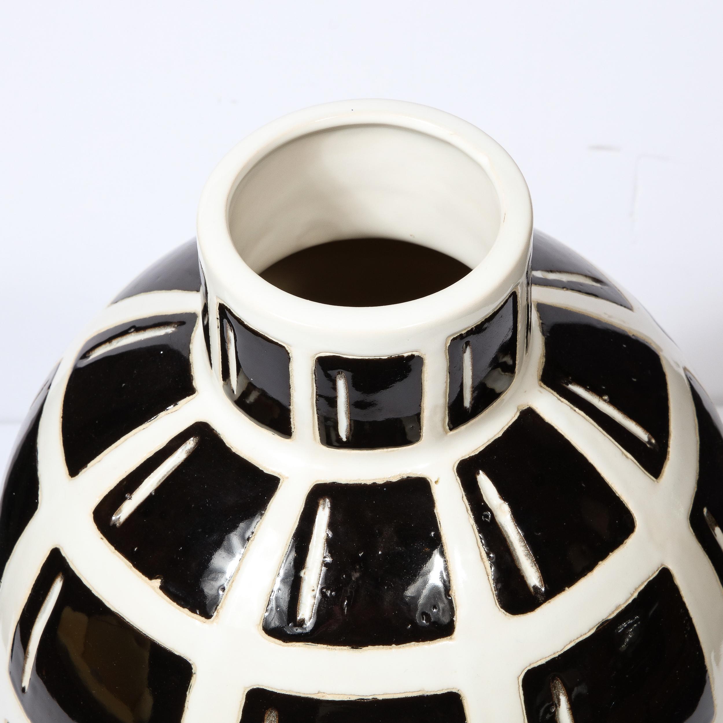 Moderne schwarz-weiße Keramikvase „Grenade“ mit elliptischem Gitter, Mid-Century Modern im Angebot 2