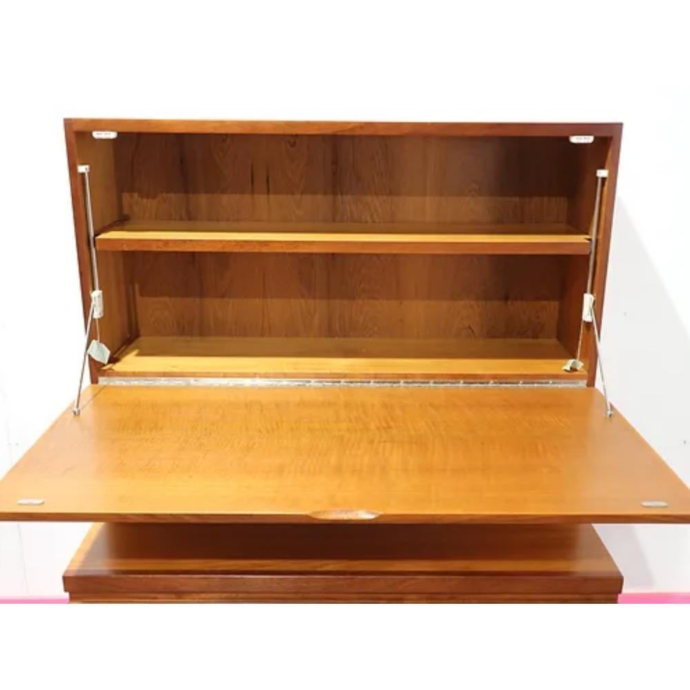 Mid Century Modernd Vintage Teak Display China Cabinet by White and Newton In Good Condition For Sale In Los Angeles, CA