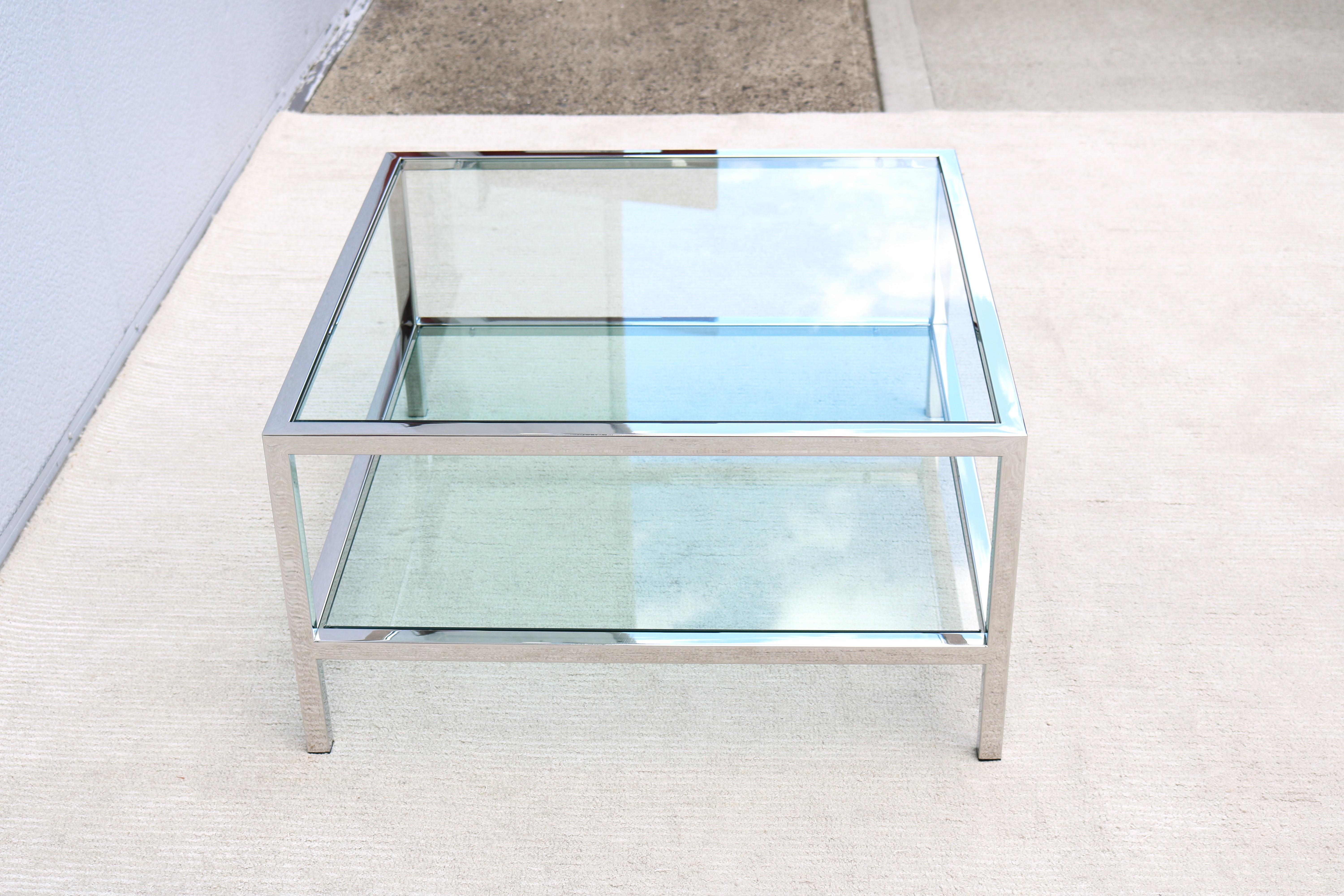 Modernisme du milieu du siècle dernier style Milo Baughman table basse carrée en verre avec étagère en vente 4