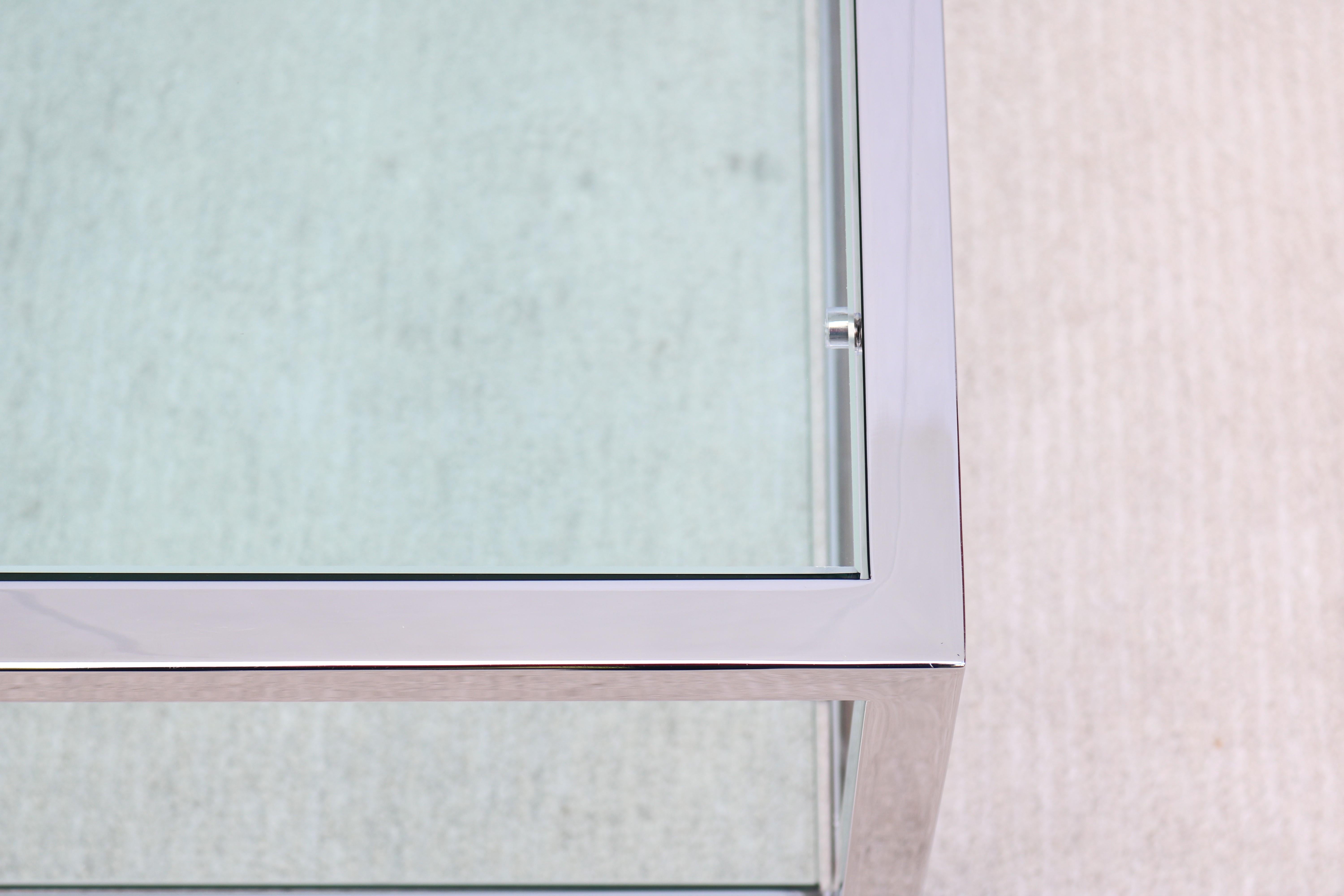 Modernisme du milieu du siècle dernier style Milo Baughman table basse carrée en verre avec étagère en vente 5