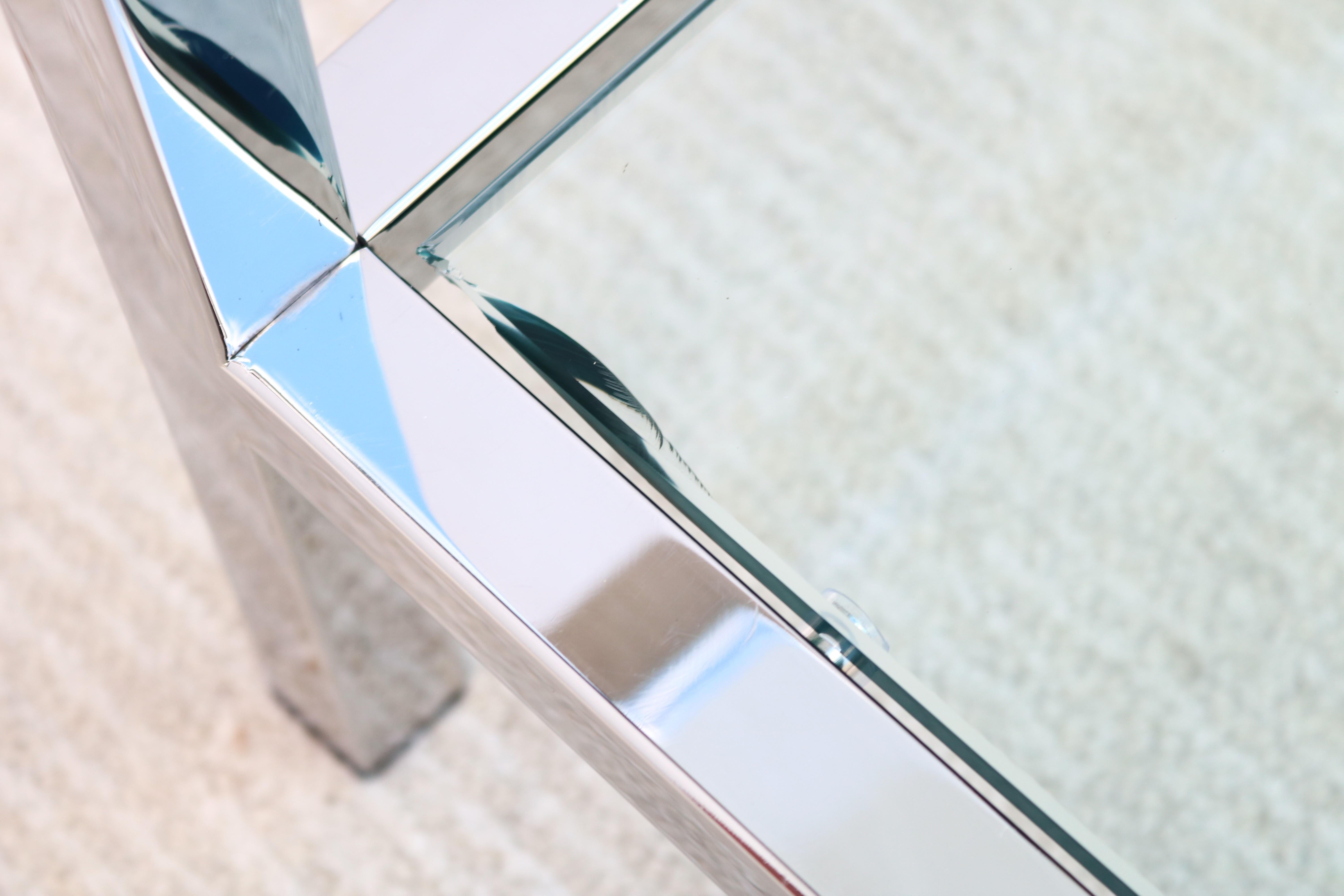 Modernisme du milieu du siècle dernier style Milo Baughman table basse carrée en verre avec étagère en vente 6
