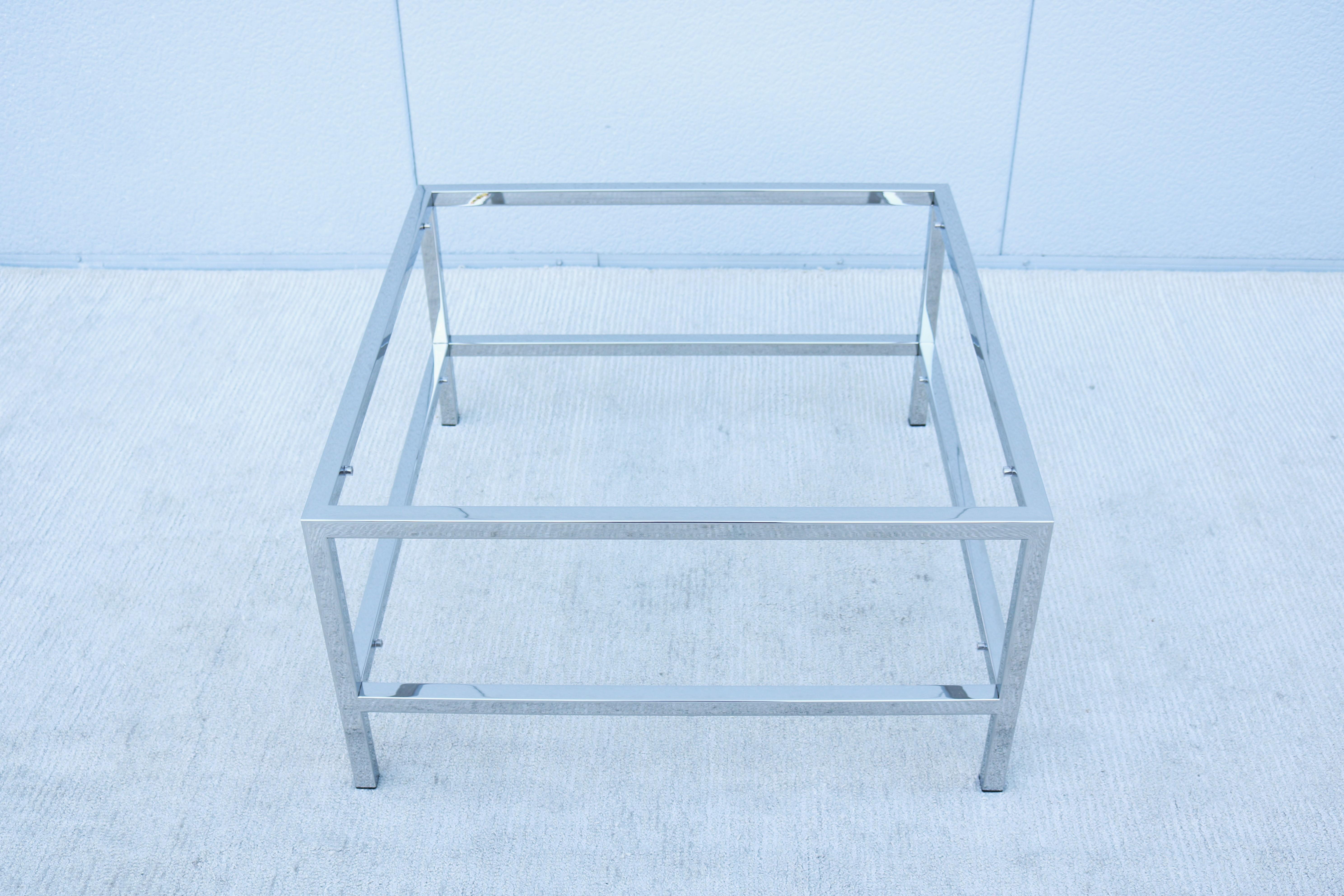 Modernisme du milieu du siècle dernier style Milo Baughman table basse carrée en verre avec étagère en vente 8