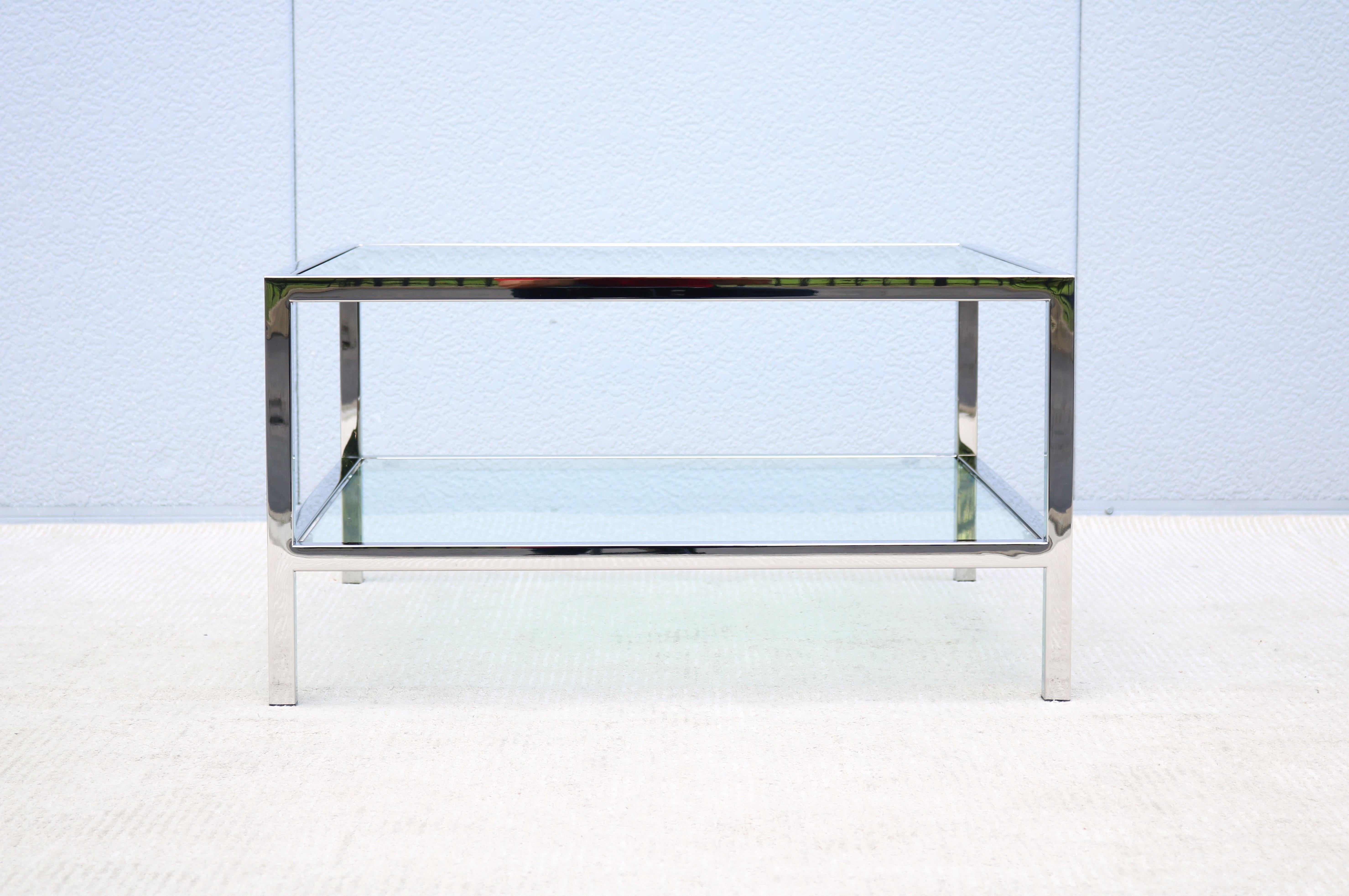 Mid-Century Modern Modernisme du milieu du siècle dernier style Milo Baughman table basse carrée en verre avec étagère en vente