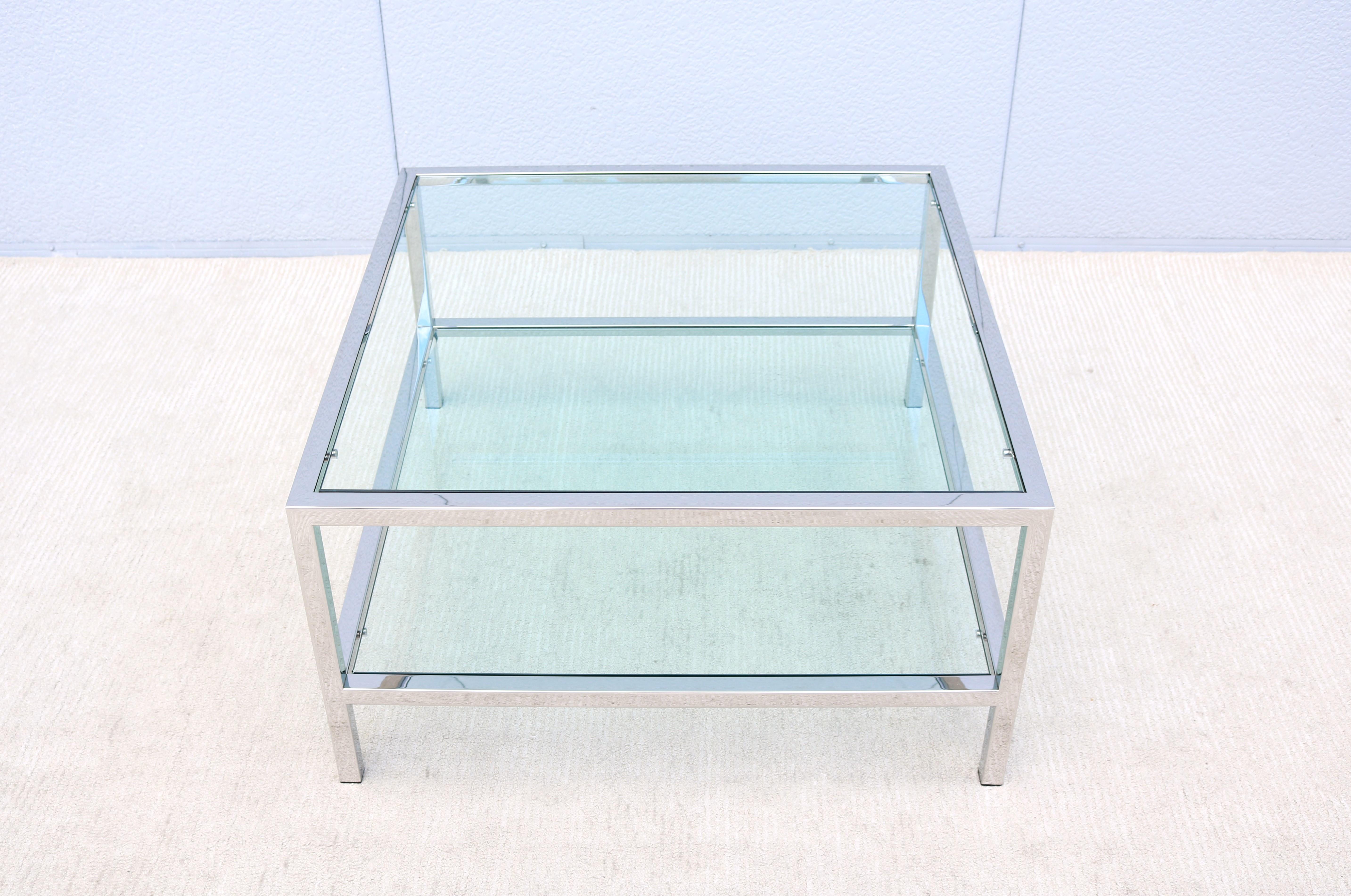 Poli Modernisme du milieu du siècle dernier style Milo Baughman table basse carrée en verre avec étagère en vente