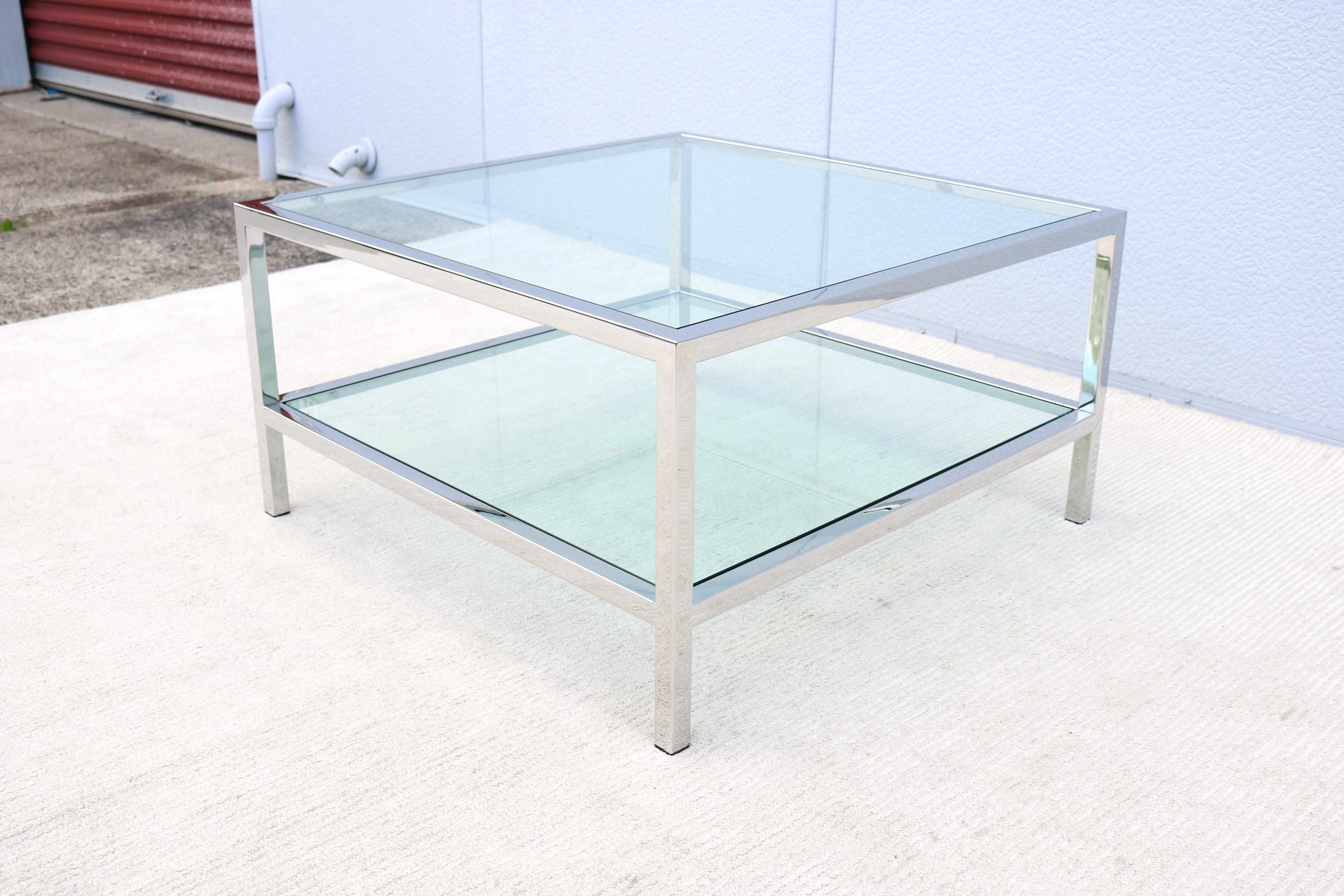 Verre Modernisme du milieu du siècle dernier style Milo Baughman table basse carrée en verre avec étagère en vente