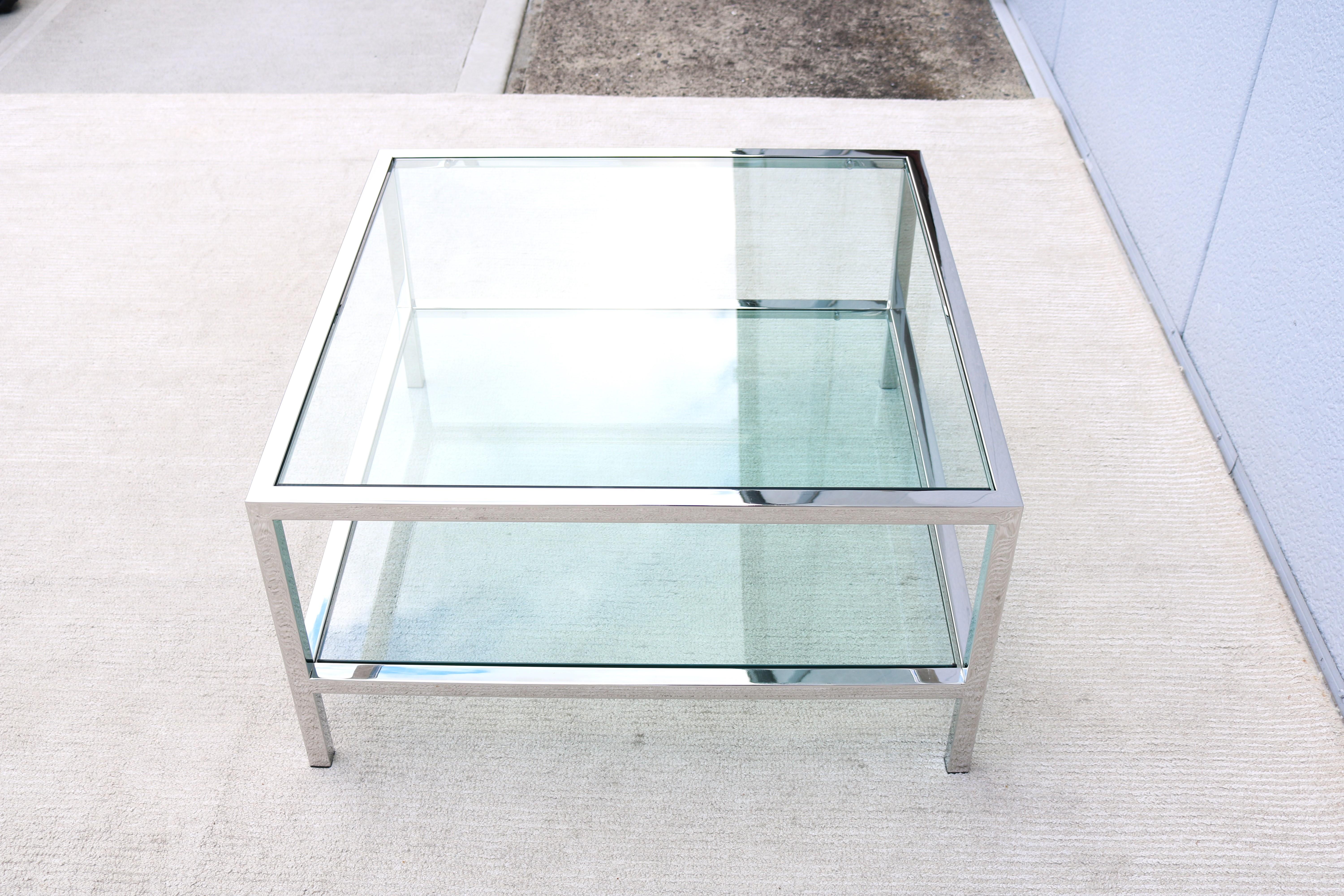 Modernisme du milieu du siècle dernier style Milo Baughman table basse carrée en verre avec étagère en vente 1