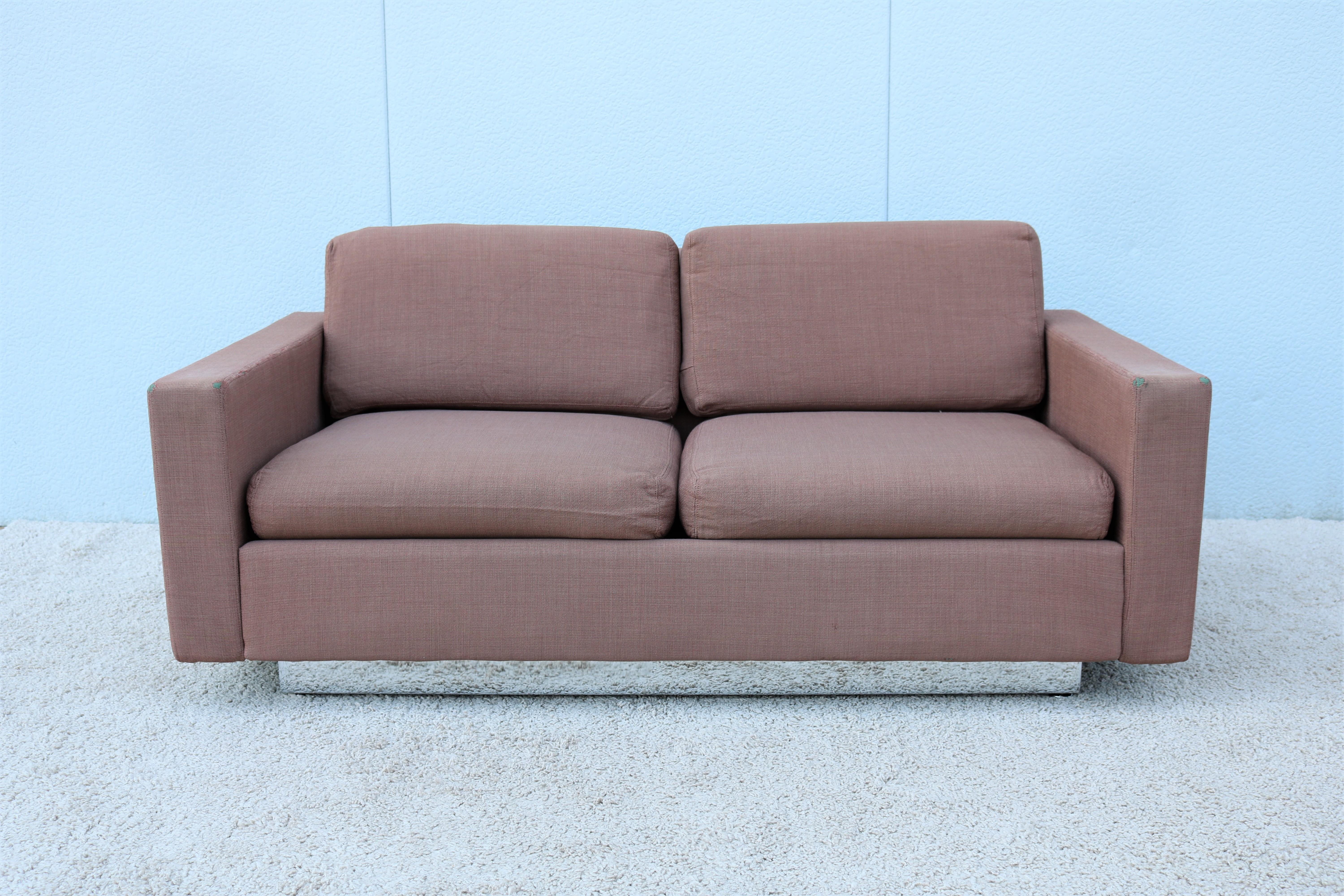 Mid-Century moderno Seduta a due posti in tessuto marrone in stile Milo Baughman, modernismo di metà secolo. in vendita