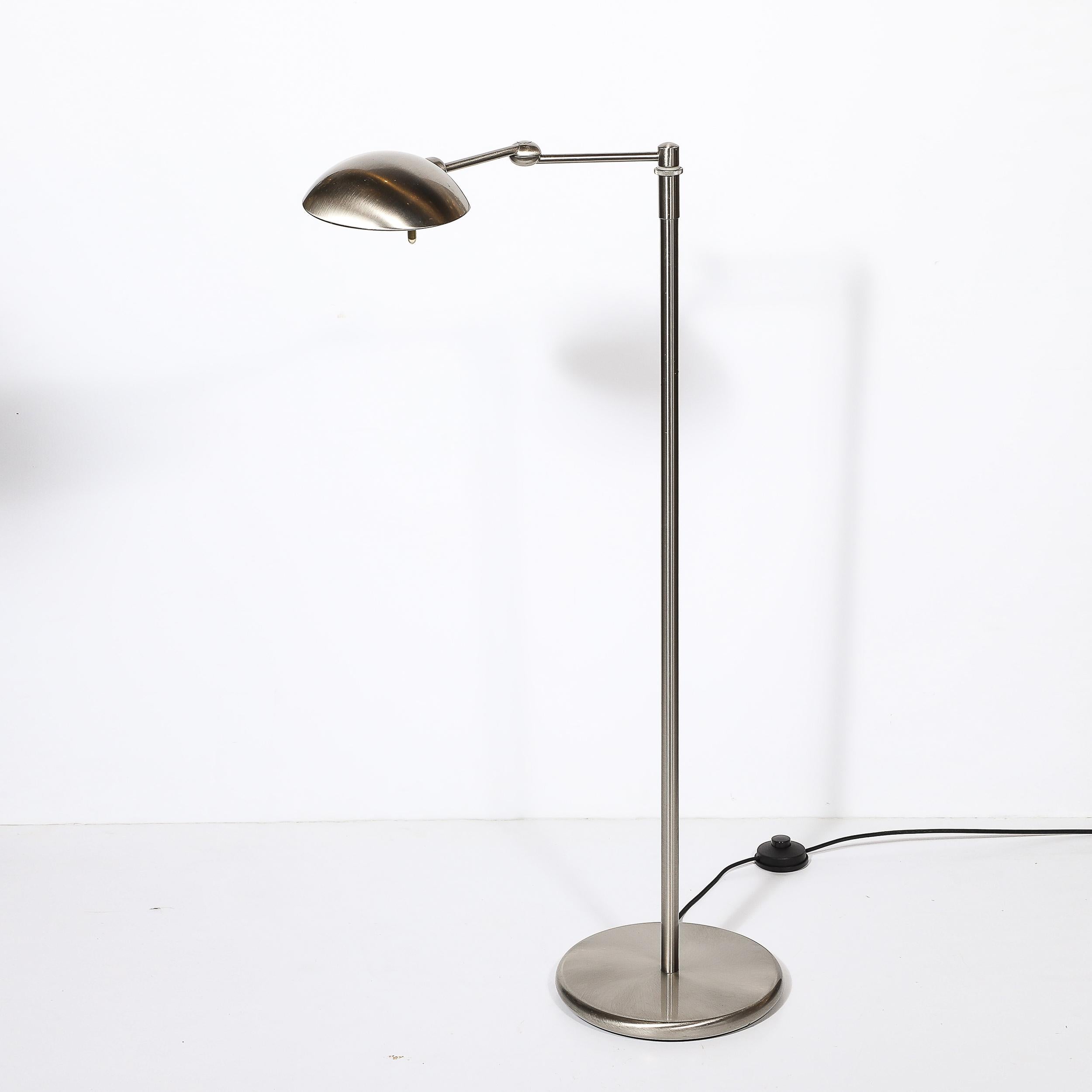 Cette lampe de lecture réglable de style moderniste du milieu du siècle, fabriquée en Allemagne vers 1980, est un exemple de design épuré et fonctionnel. La lampe présente une finition en nickel brossé qui lui confère un aspect sophistiqué et