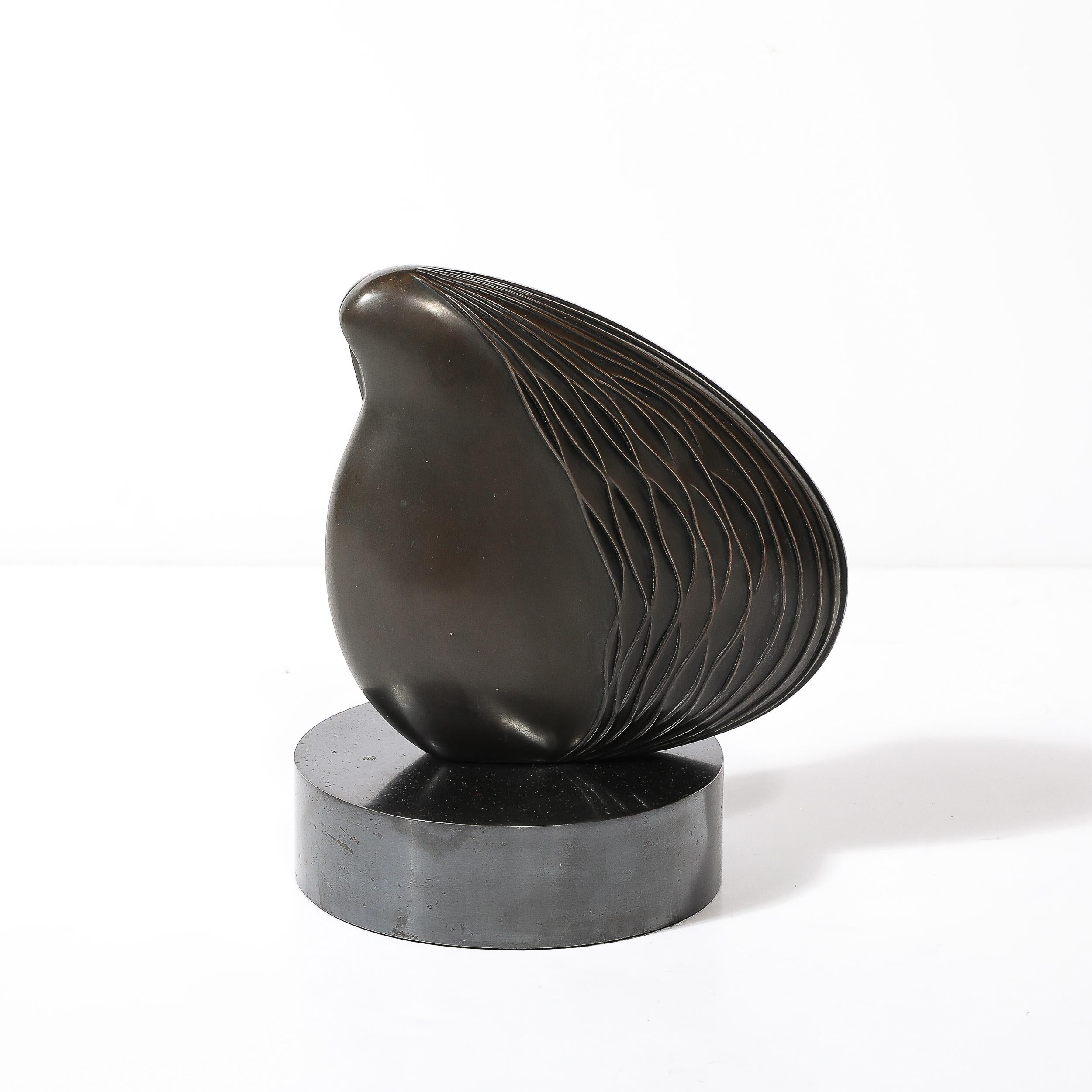 Questa surrealistica scultura amorfa di metà secolo Modernista in bronzo con increspatura firmata V.I.I. 3/3 proviene dagli Stati Uniti, circa dal 1970. Eleganza e semplicità del profilo, con una serie di straordinari effetti materici e dettagli