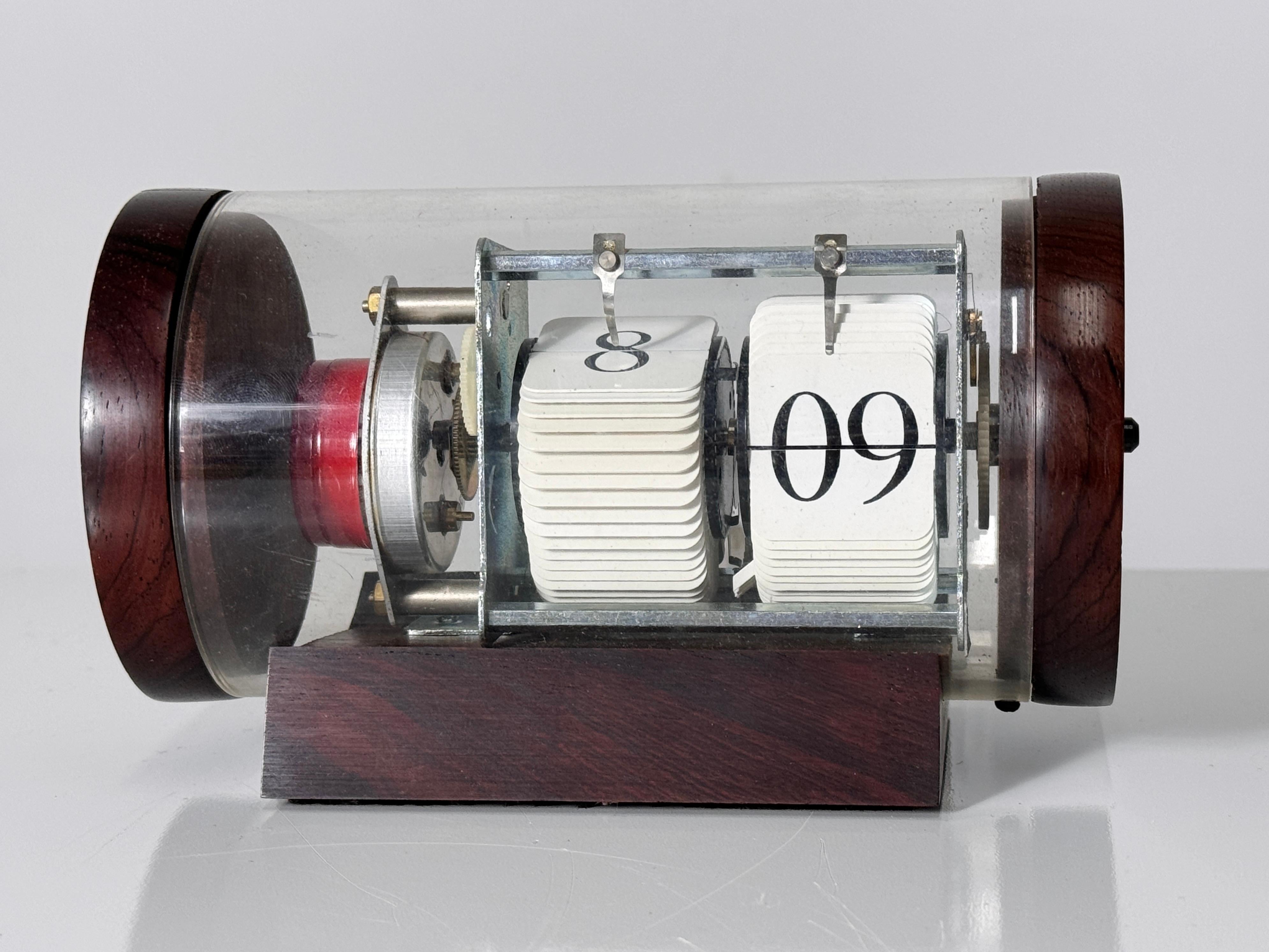 Rare Arthur Umanoff model 4620 desk clock for Howard Miller circa 1960s
Rosewood and acrylic cylinder case with exposed movement and flip numbers
Original label intact

Please note motor runs but the numbers do not flip
Being sold for decorative