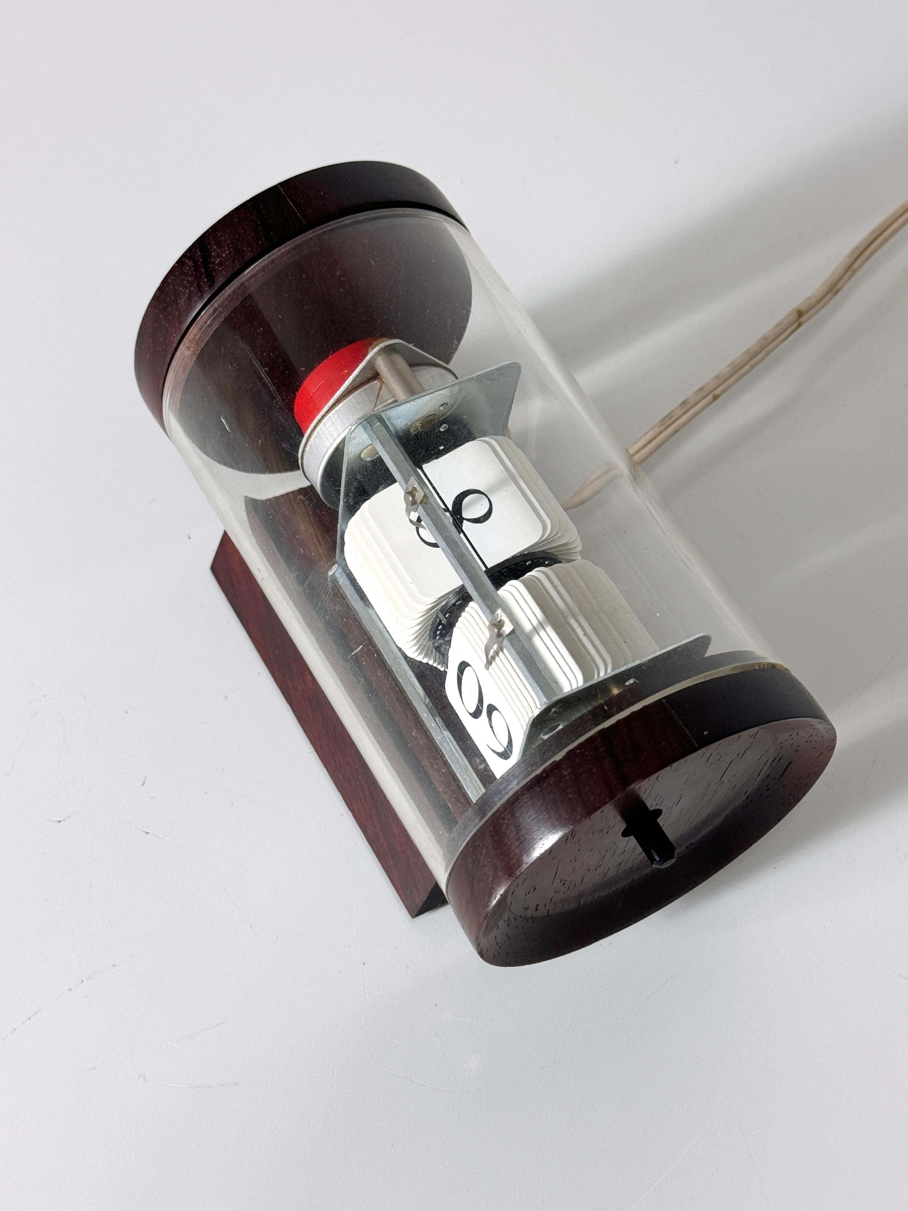 Mid Century Modernist Arthur Umanoff Howard Miller Rosewood Cylinder Flip Clock In Good Condition In Troy, MI