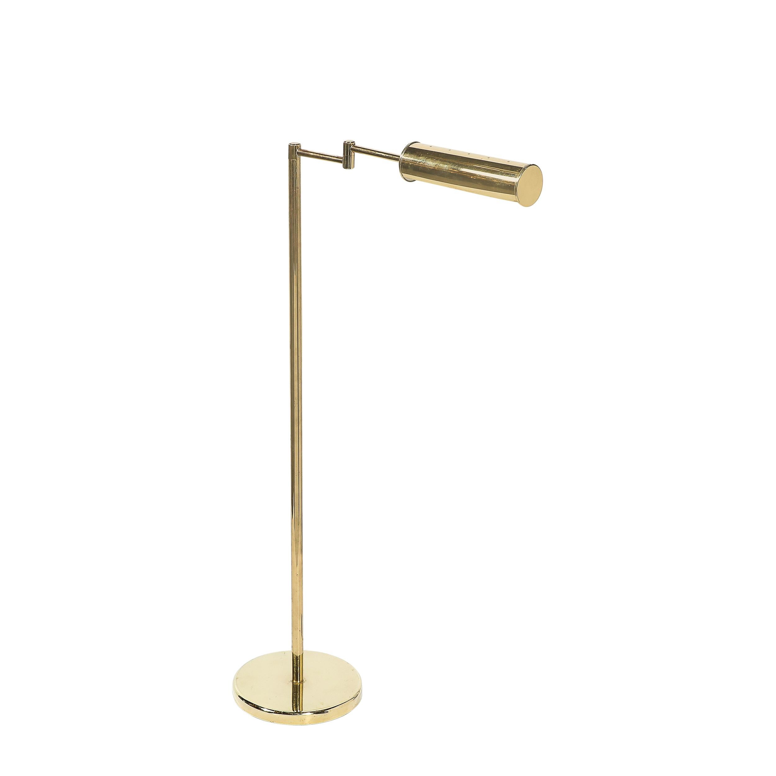 Illuminez votre espace avec le sophistiqué lampadaire cylindrique articulé de style moderniste du milieu du siècle en laiton poli, signé par Walter Von Nessen et fabriqué en Amérique vers 1970. Cette lampe incarne l'éthique du design épuré et