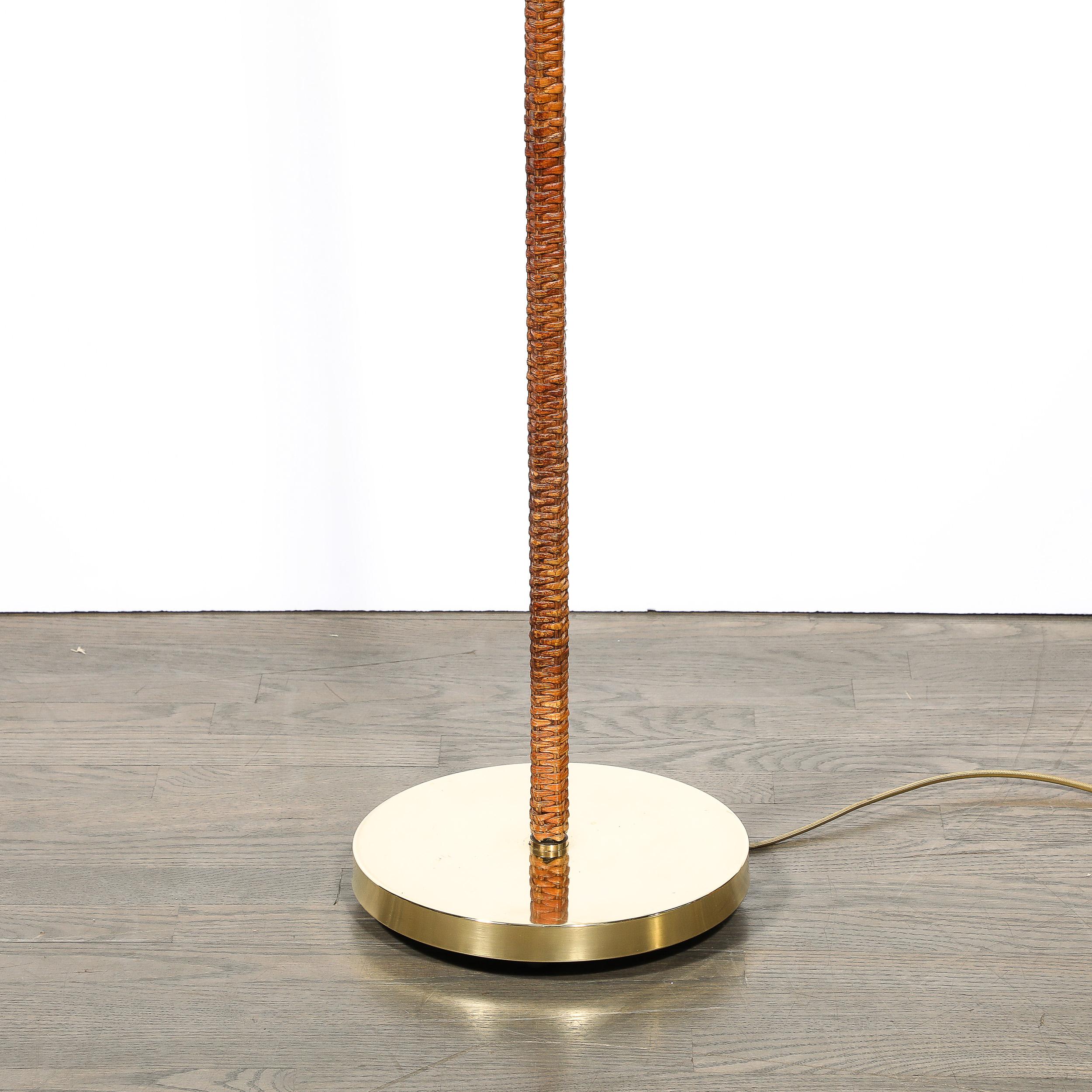 Modernistische Stehlampe aus poliertem Messing und Ratan mit Gelenk aus der Mitte des Jahrhunderts (amerikanisch) im Angebot