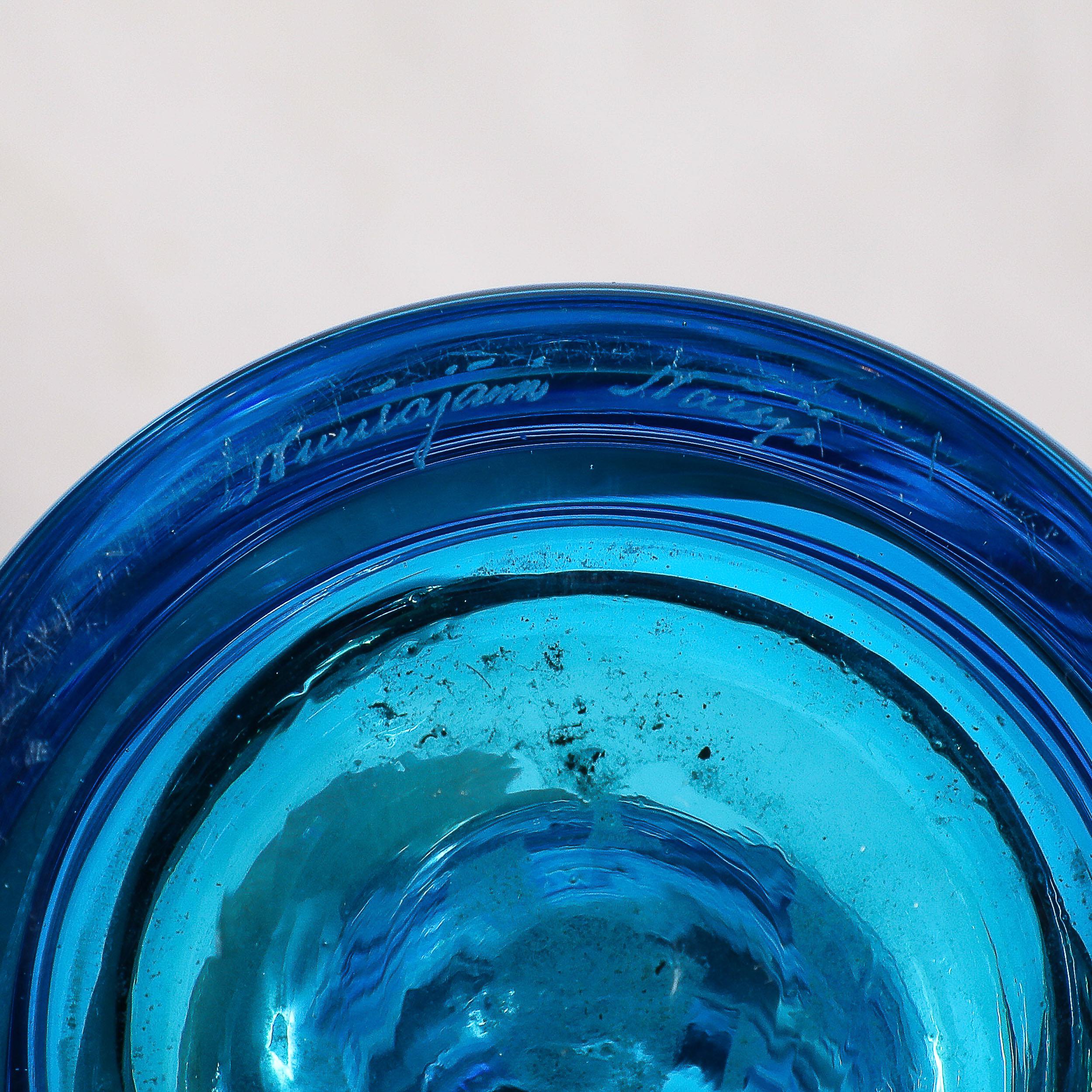 Vase moderniste du milieu du siècle dernier en forme de balustre soufflé à la main en verre bleu d'Oiva Toikka en vente 3