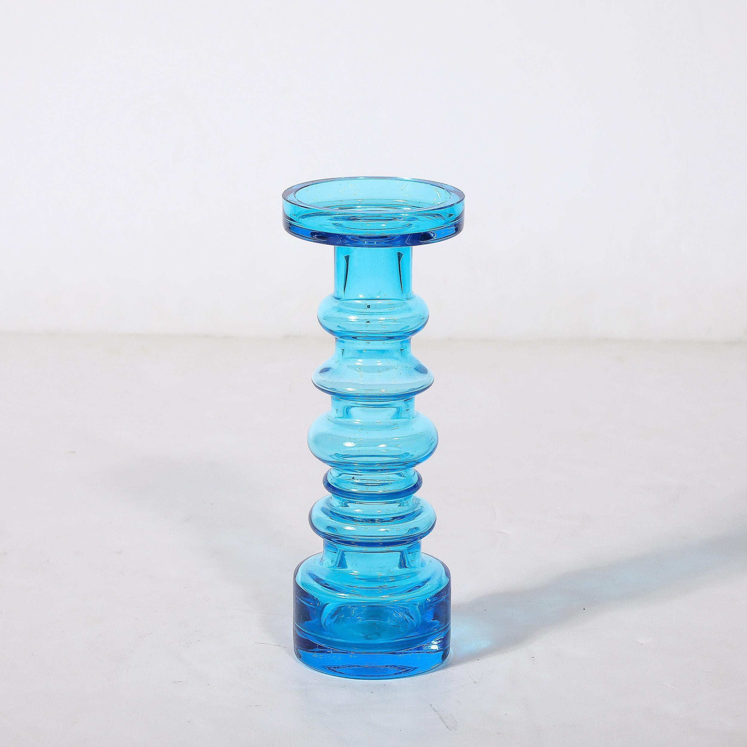 Ce magnifique vase en verre bleu soufflé à la main, de forme balustrade, est une création d'Oiva Toikka, originaire de Finlande et datant de 1960. Silhouette en forme de balustrade à plusieurs niveaux, en verre bleu translucide. Ce profil ondulé