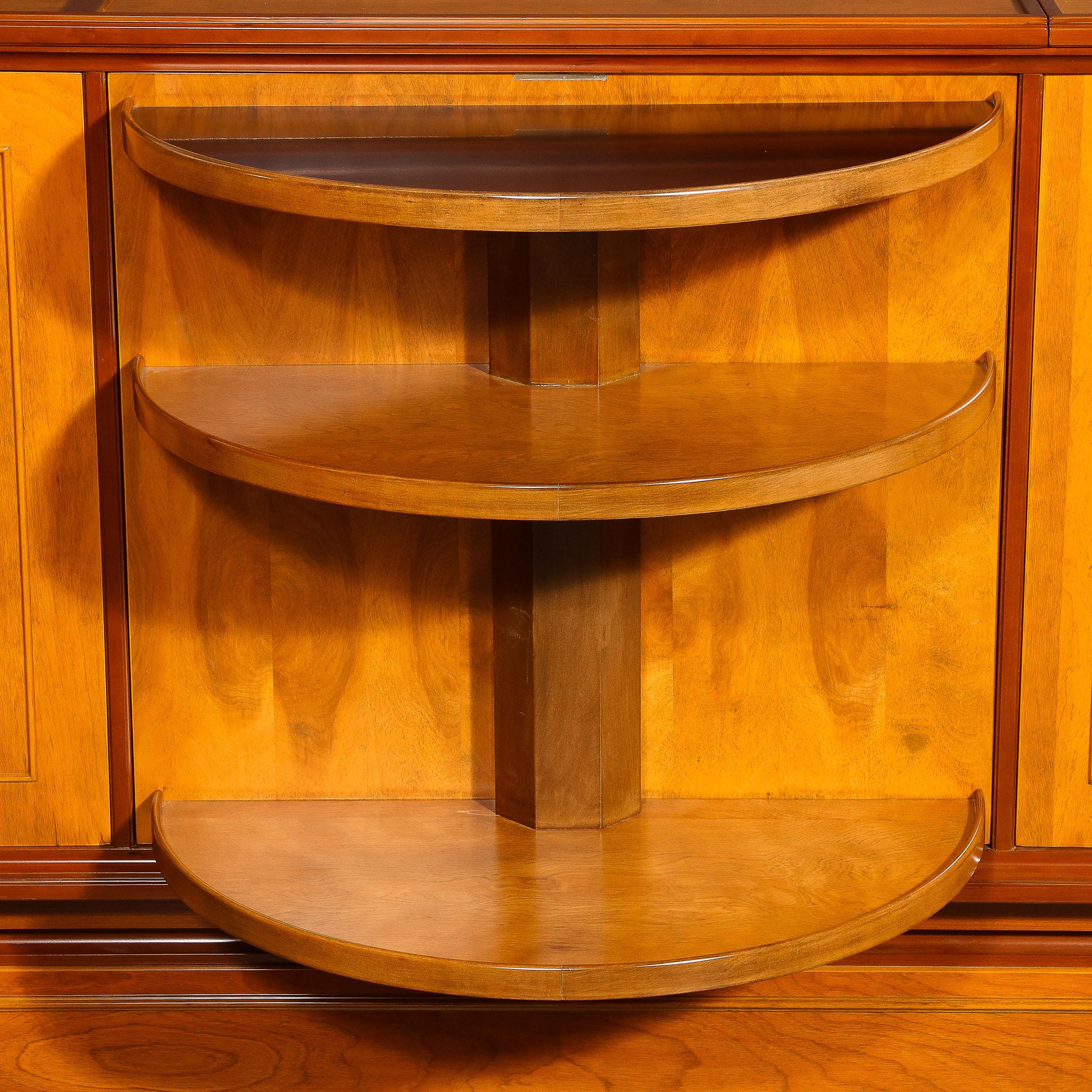Modernistischer Barschrank aus der Mitte des Jahrhunderts aus buchgefasstem Nussbaumholz mit eingelassenen Glasgriffen im Angebot 1