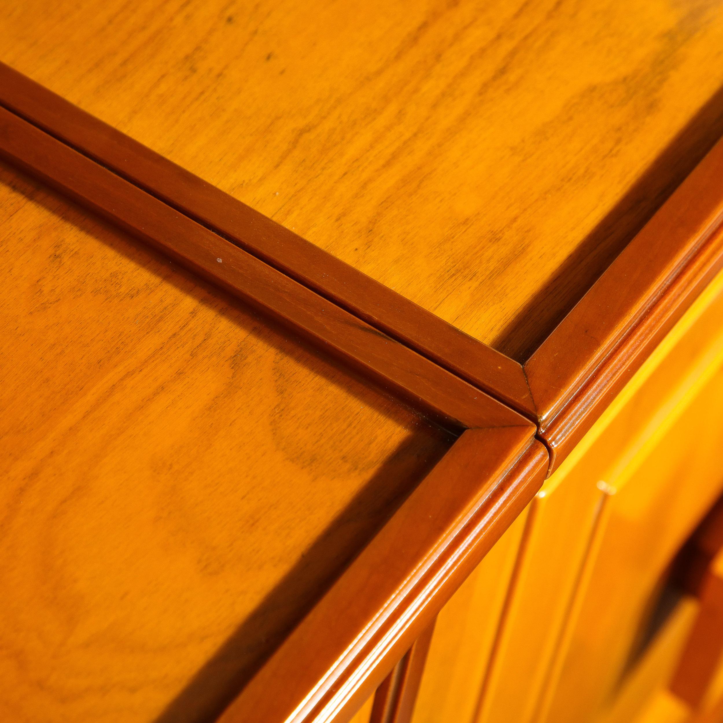 Mueble Bar Modernista de Mediados de Siglo en Nogal a Juego con Tiradores de Cristal Insertados en venta 2