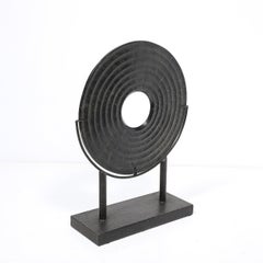 Scultura modernista della metà del secolo a doppio disco in arenaria nera di HOLLY HUNT