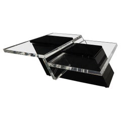 Mesa Cocktail Rectilínea de Dos Niveles de Lucite Negra y Transparente Modernista de Mediados de Siglo