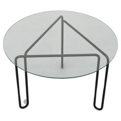 Mesa auxiliar triangular negra modernista de mediados de siglo con tapa redonda de cristal