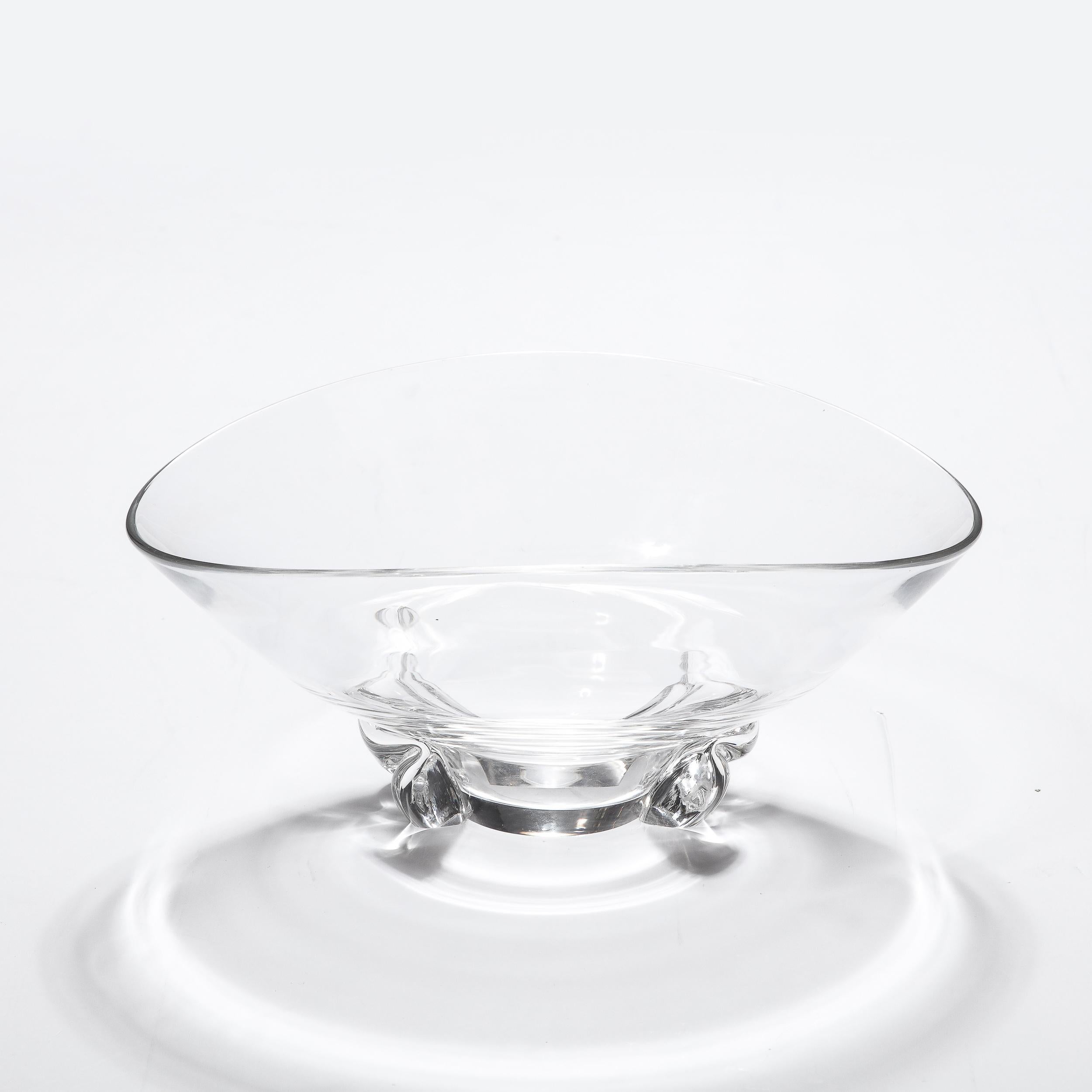 This Mid-Century Modernist Bowl in Hand-Blown Glass and Organic Sculptural Base is signed Steuben and originates from the United States, Circa 1960. This piece features a beautiful sculptural base which appears to undulate and fold into itself with