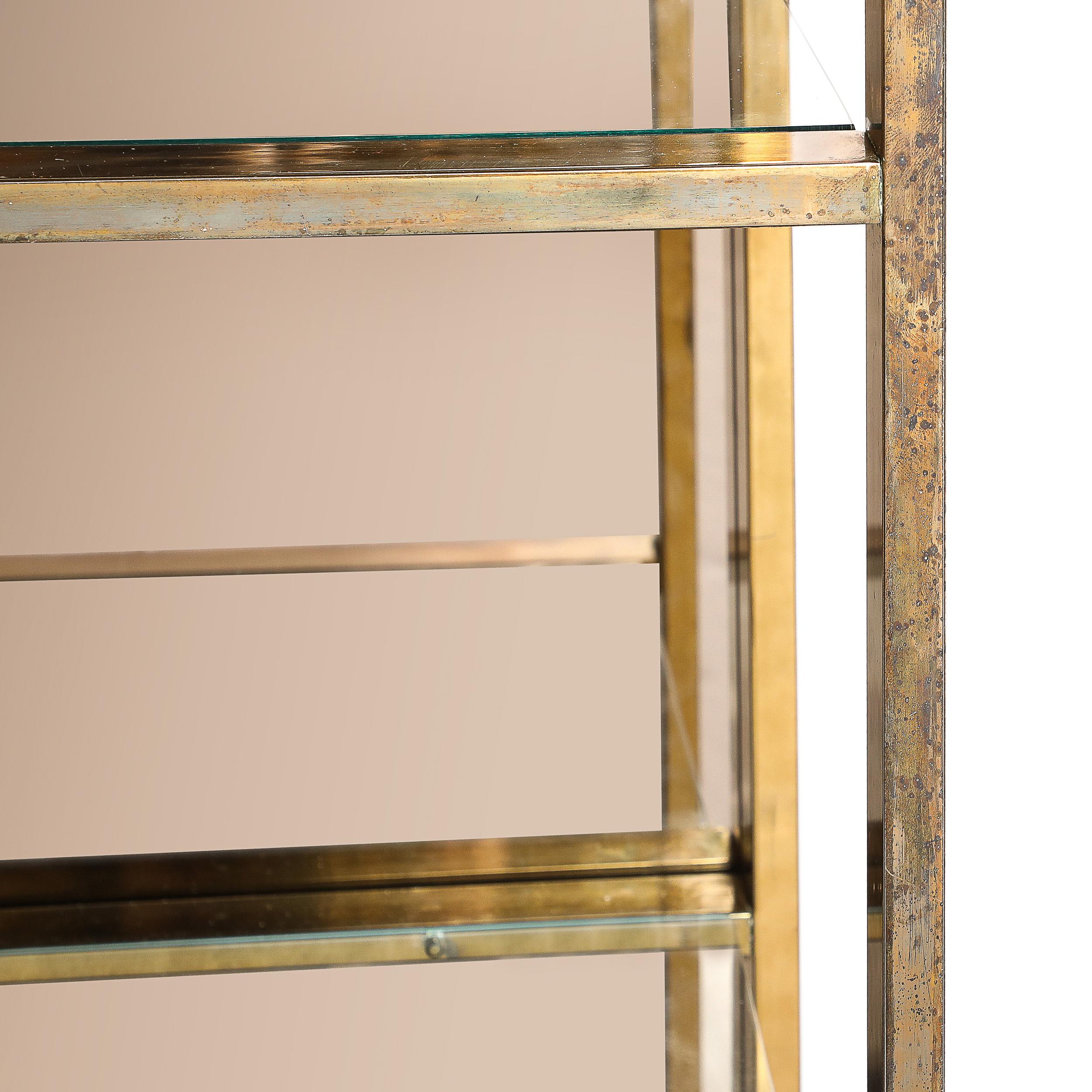 Ottone Étagère modernista di metà secolo in ottone, vetro e specchio bronzato di Milo Baughman in vendita