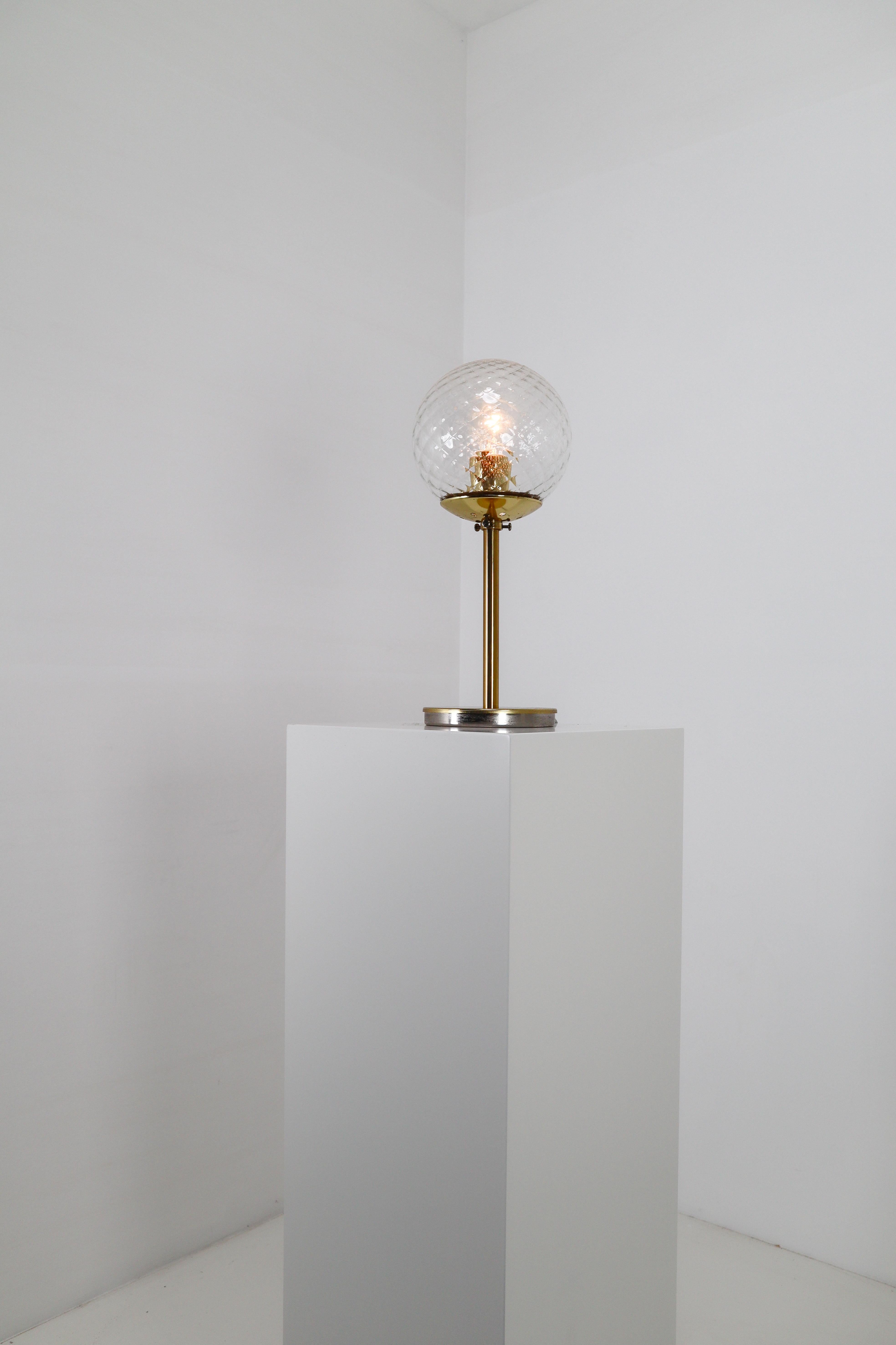 Modernistische Messing-Tischlampen mit Strukturglas:: 1970er Jahre (Moderne der Mitte des Jahrhunderts) im Angebot