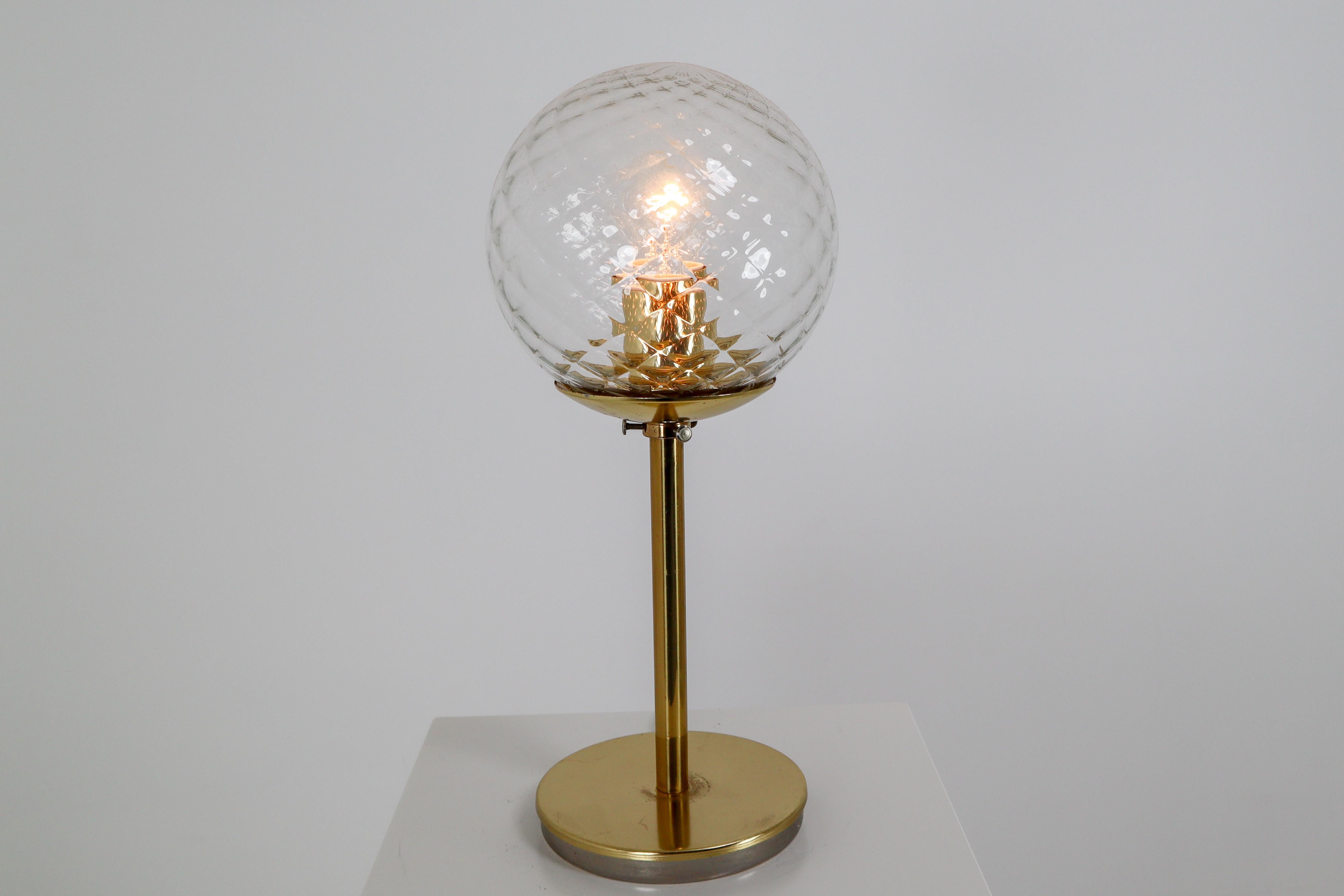 Autrichien Lampes de table en laiton moderniste du milieu du siècle avec verre structuré:: 1970 en vente