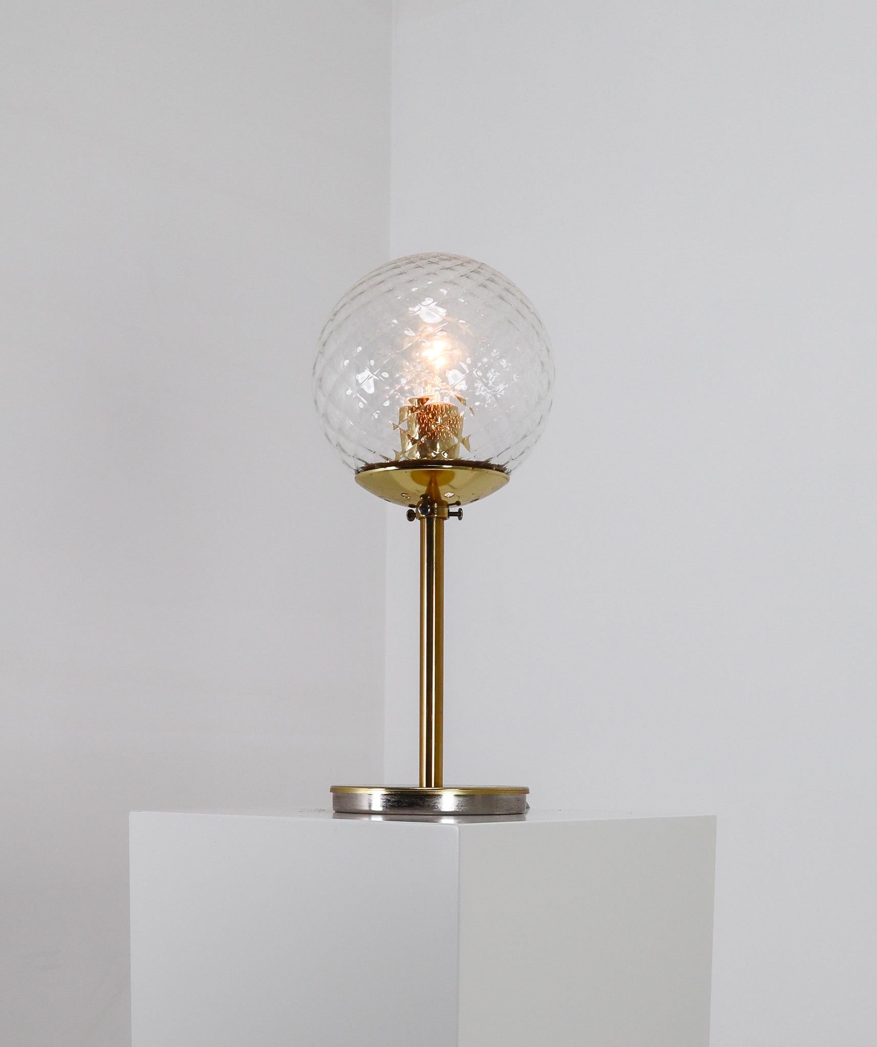 20ième siècle Lampes de table en laiton moderniste du milieu du siècle avec verre structuré:: 1970 en vente